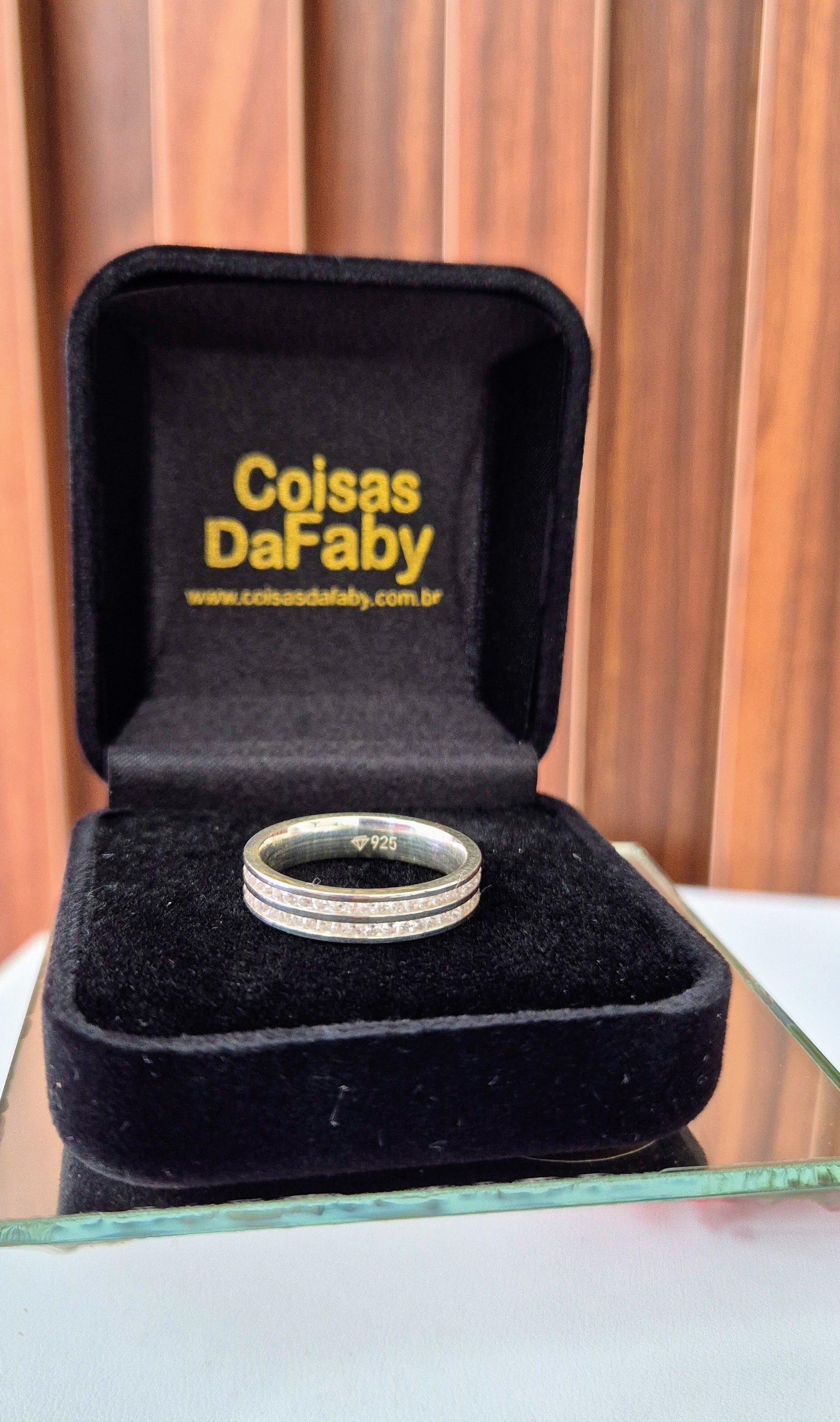 Aliança Com Pedras Cravejadas