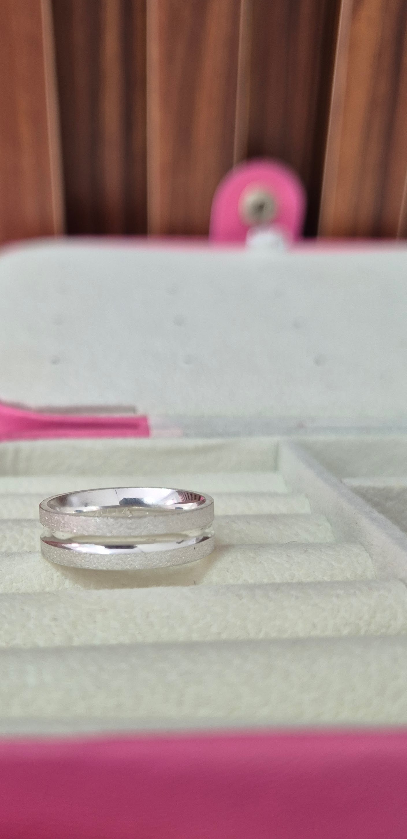 Aliança Diamantada Com friso  no meio 