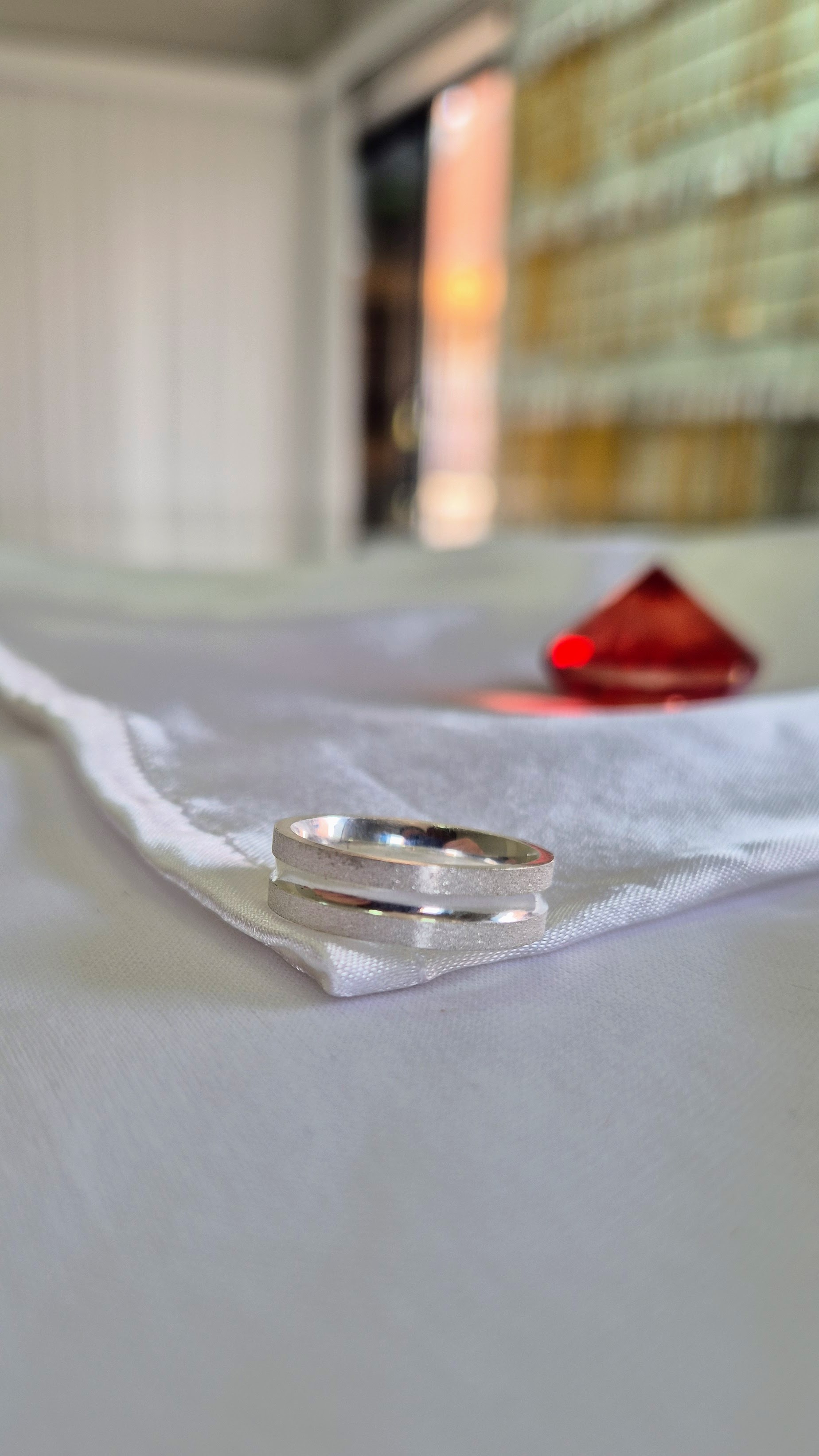 Aliança Diamantada Com friso  no meio 