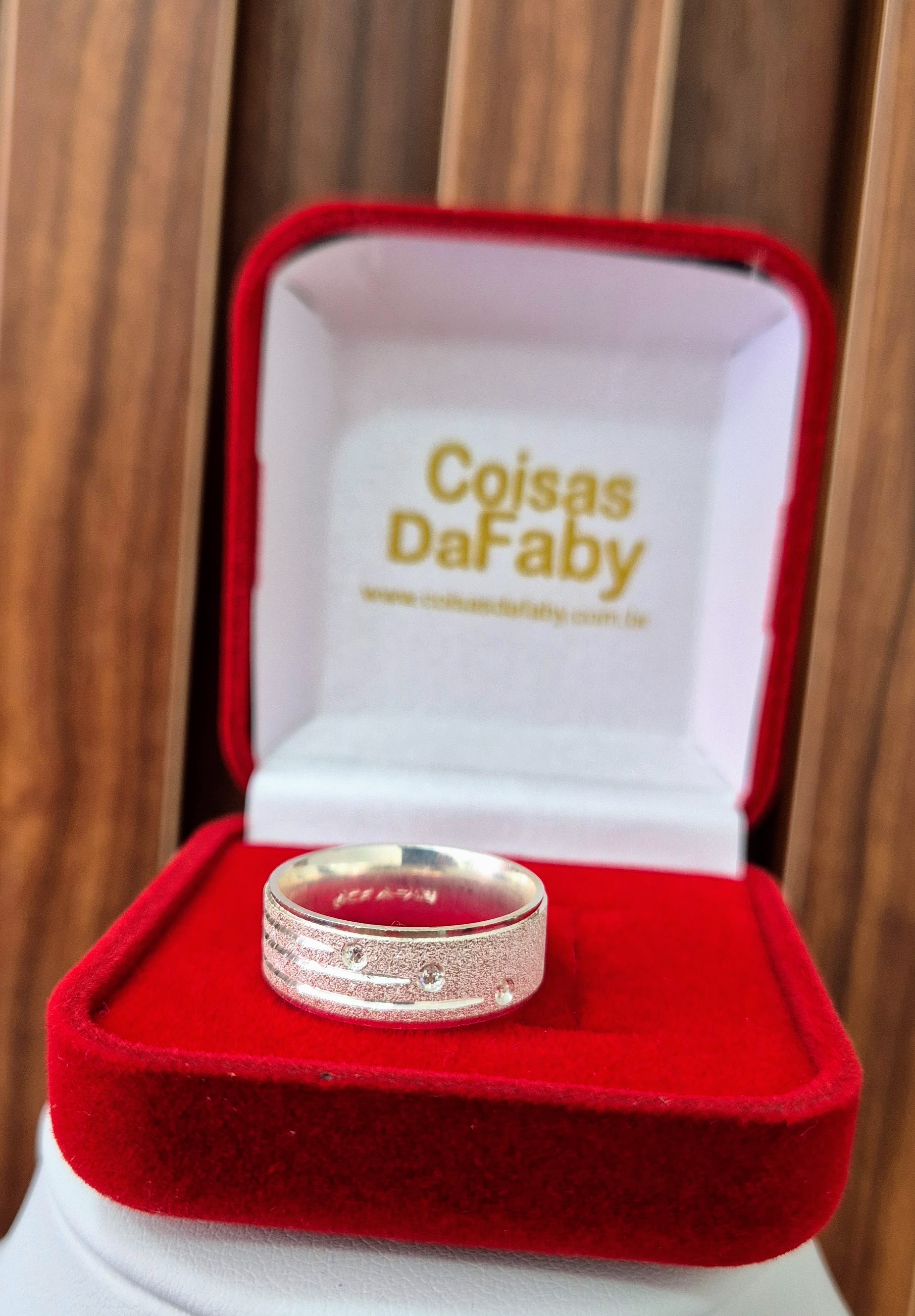 Aliança Diamantada com Pedras