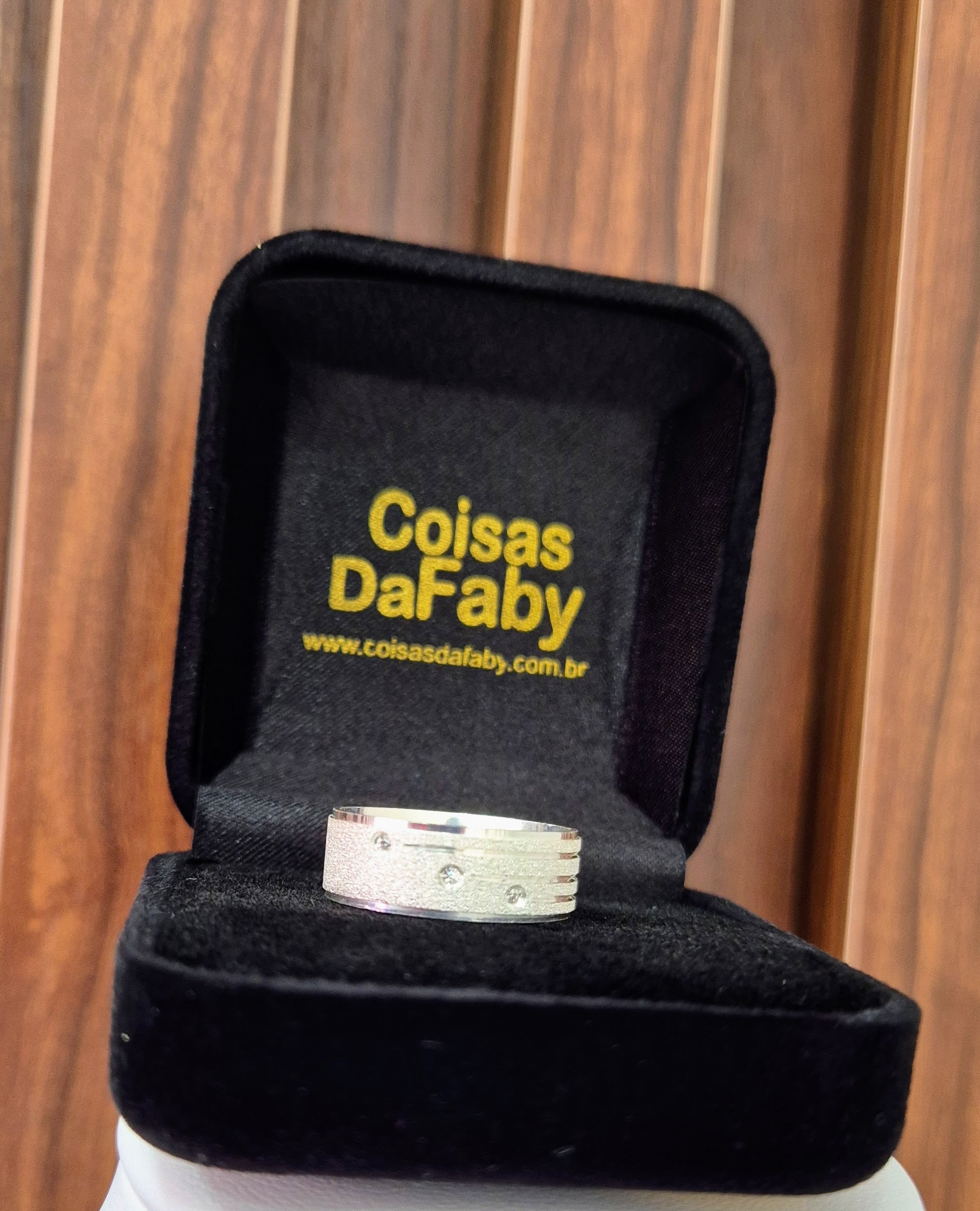 Aliança Diamantada com Pedras 