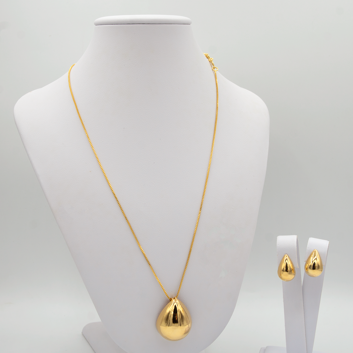 Conjunto de Colar e Brincos Dourados