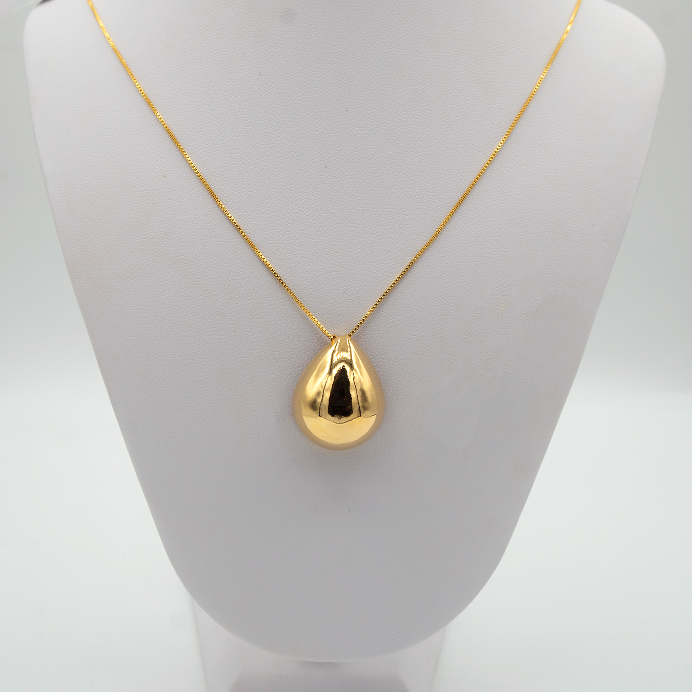 Conjunto de Colar e Brincos Dourados