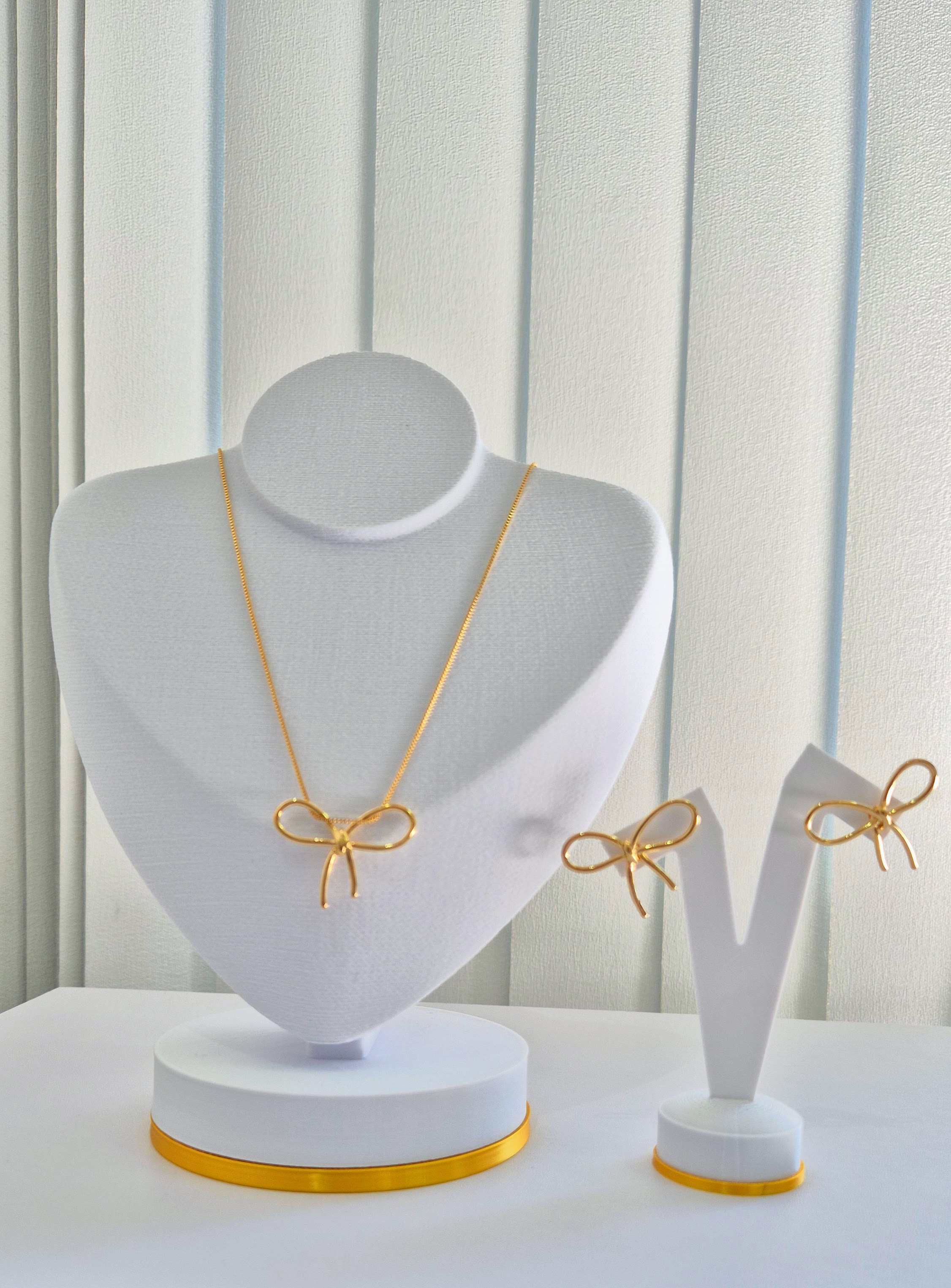 Conjunto de Colar e Brincos Dourados