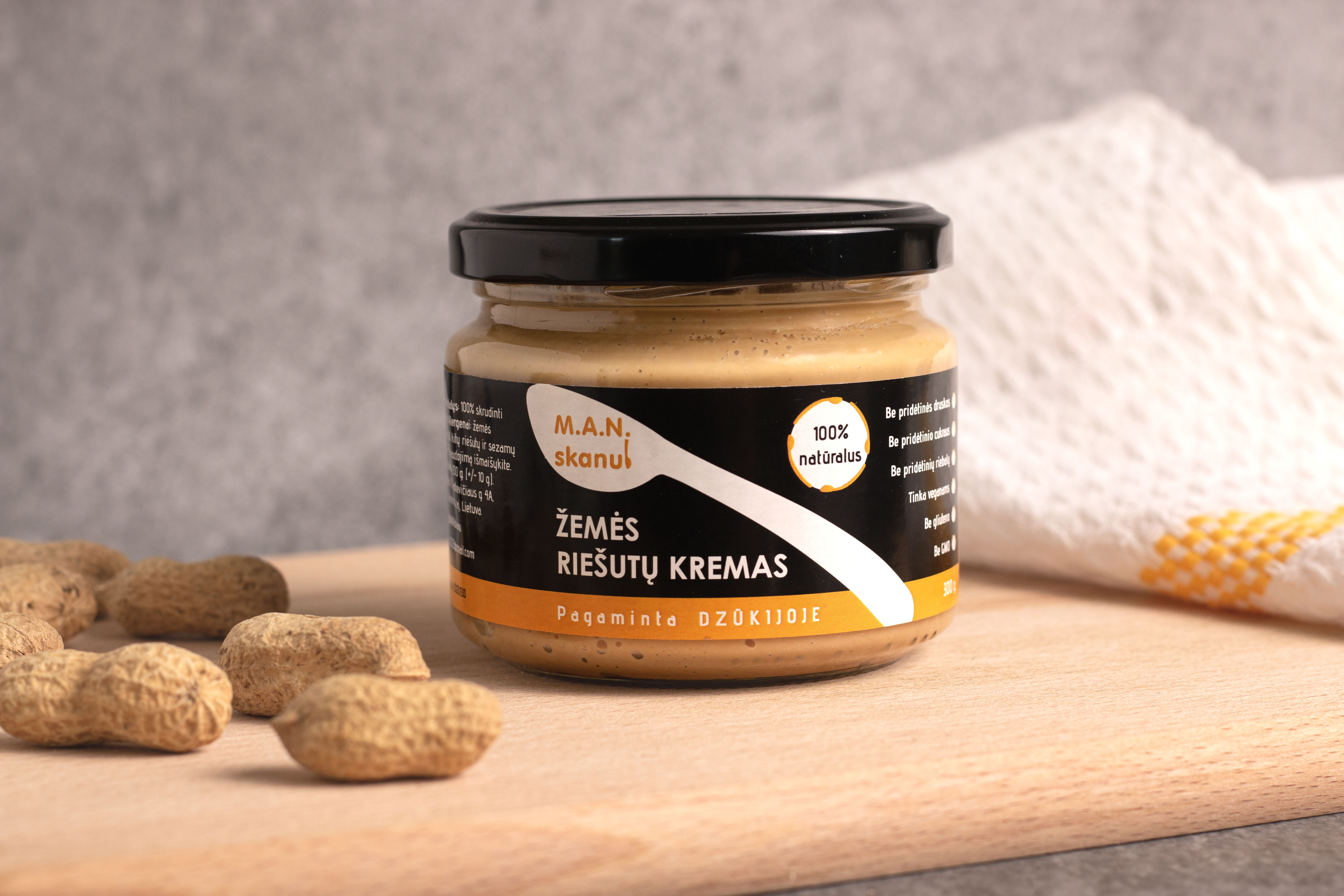 Glotnus žemės riešutų kremas