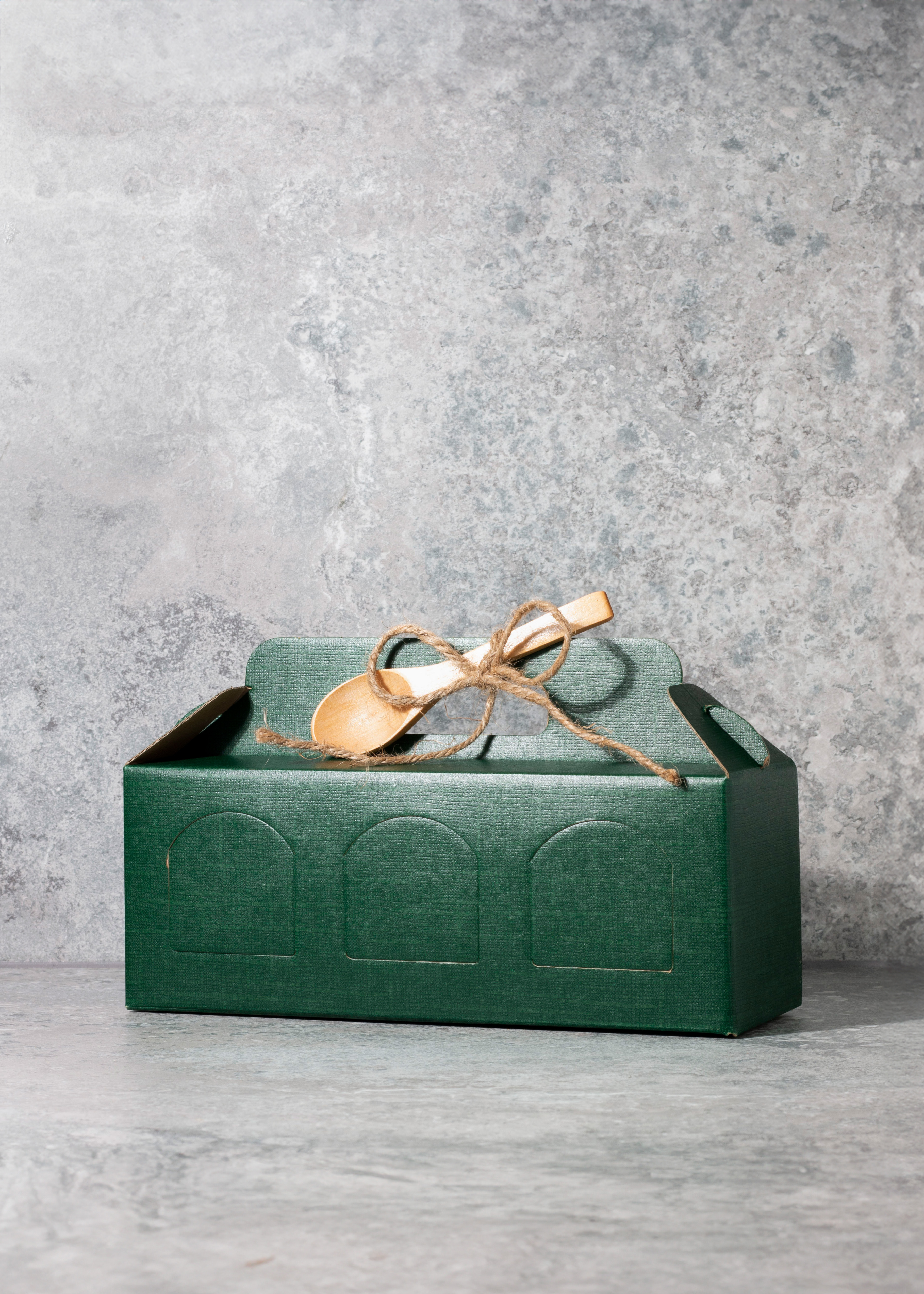 Trijų kremų rinkinukas žalioje dėžutėje.