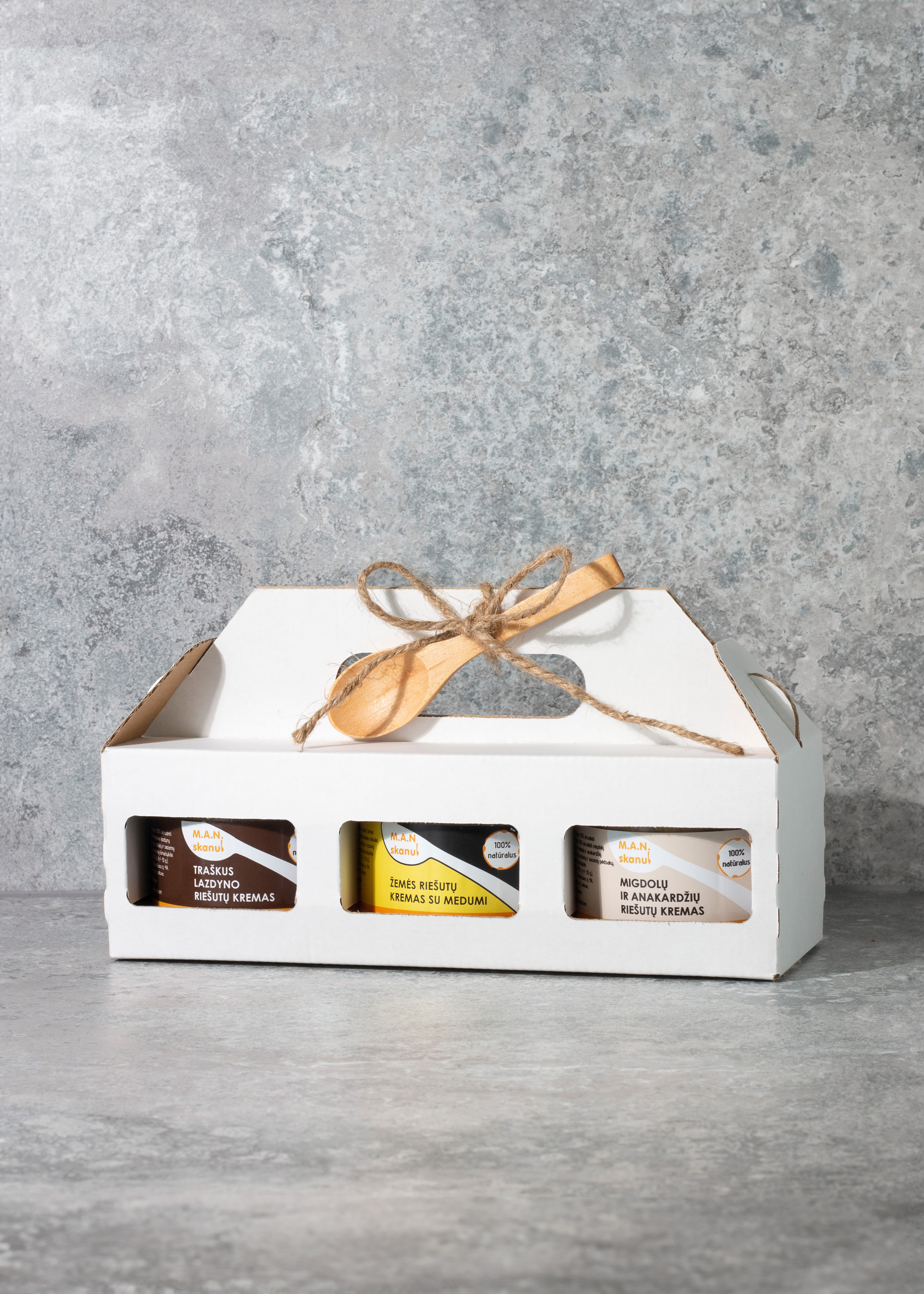 Trijų kremų rinkinukas baltoje dėžutėje.