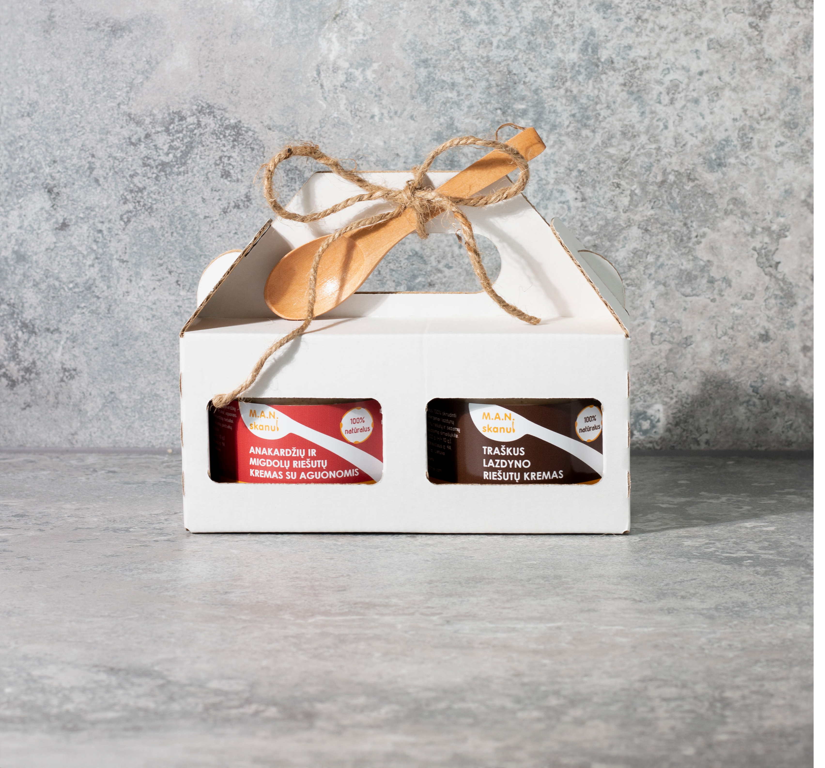 Dviejų kremų rinkinukas baltoje dėžutėje.