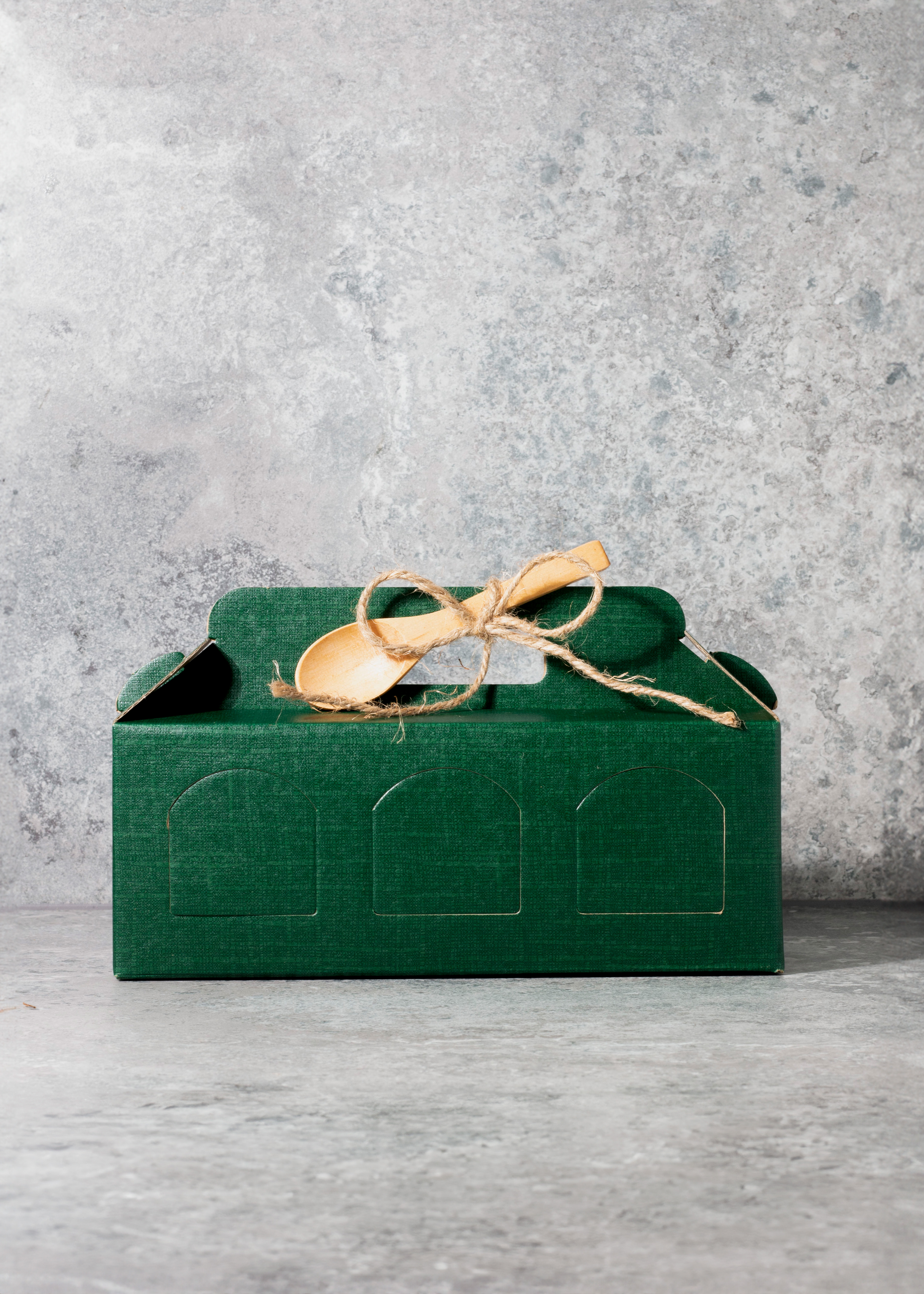 Trijų kremų rinkinukas žalioje dėžutėje.