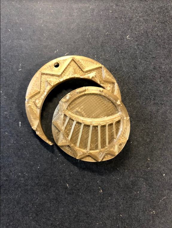 Médaillon les mystérieuses cités d'or Fabriqué en France