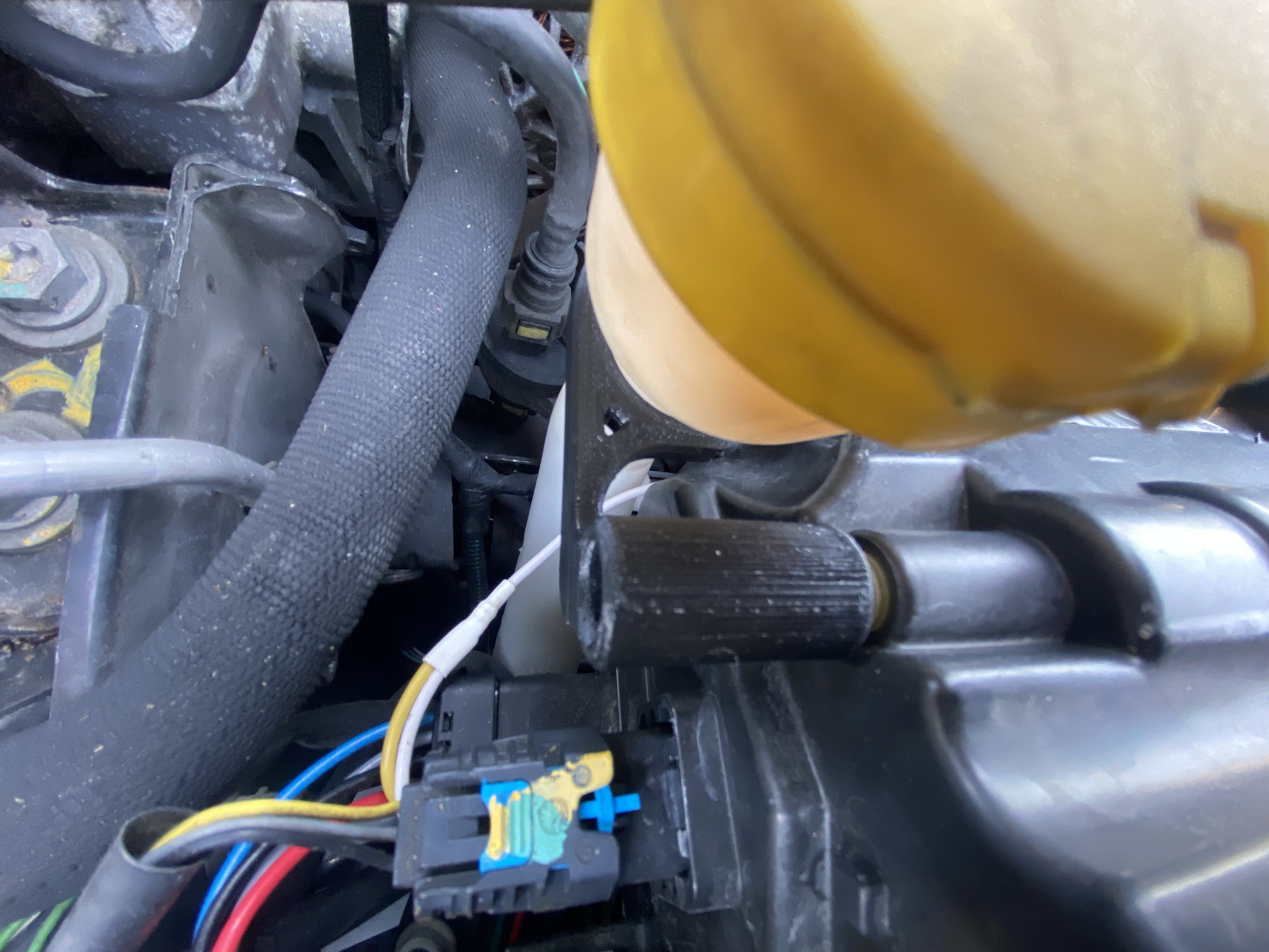 Attache bocal lave glace Clio 4 / GT / RS