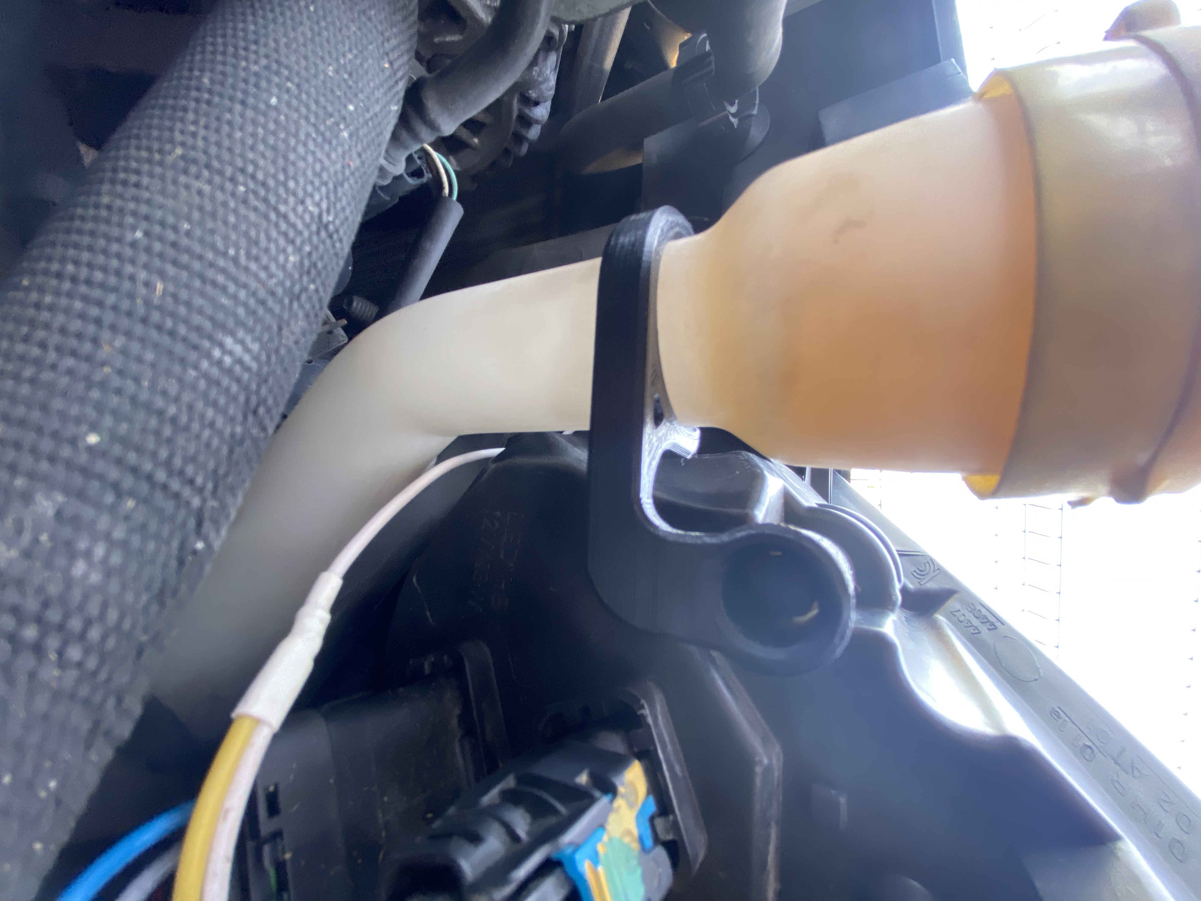 Attache bocal lave glace Clio 4 / GT / RS