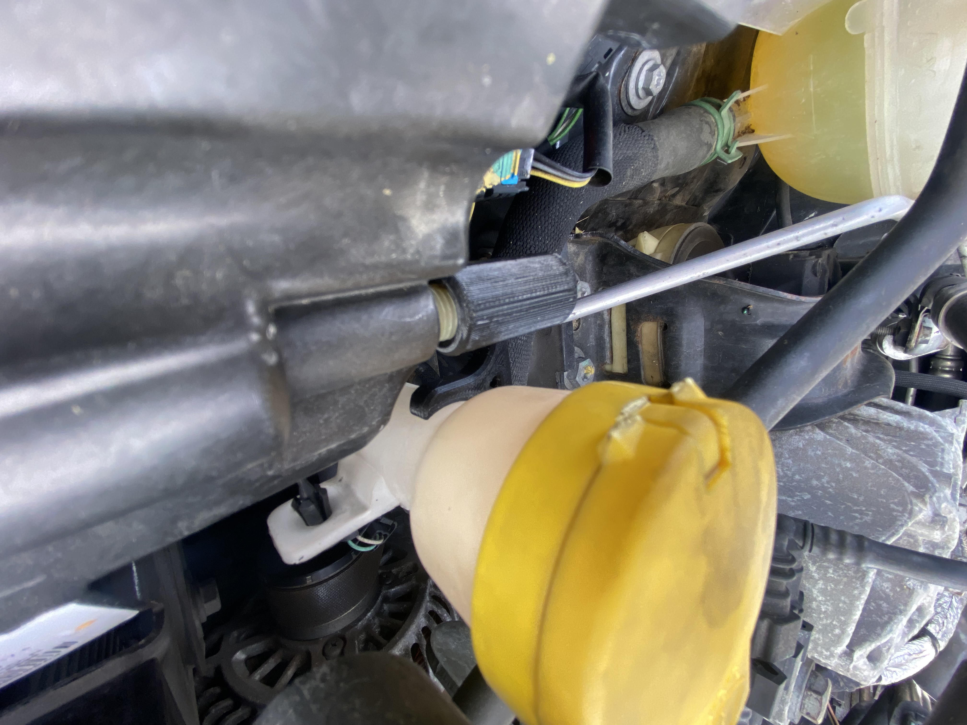 Attache bocal lave glace Clio 4 / GT / RS