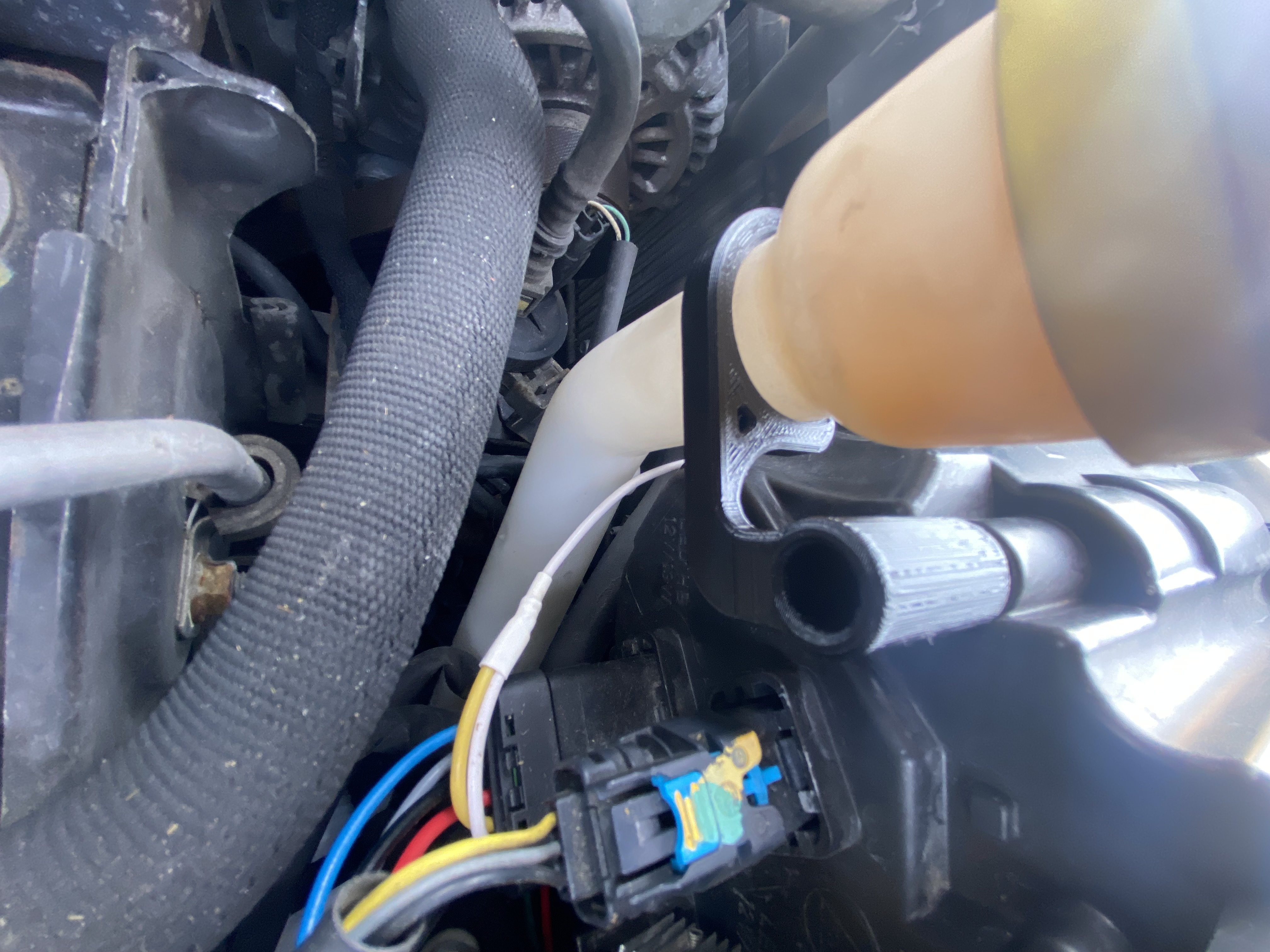 Attache bocal lave glace Clio 4 / GT / RS