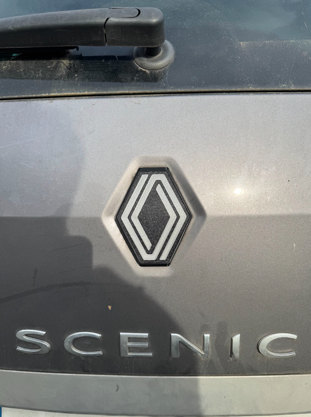 New logo arrière (lumineux ou non) Scénic 3