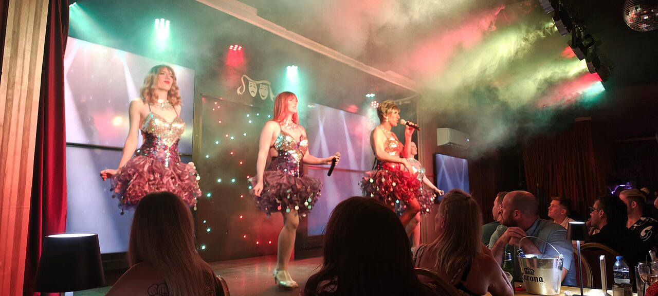 Comedia Drag Show en Music Hall Tavern con Cena