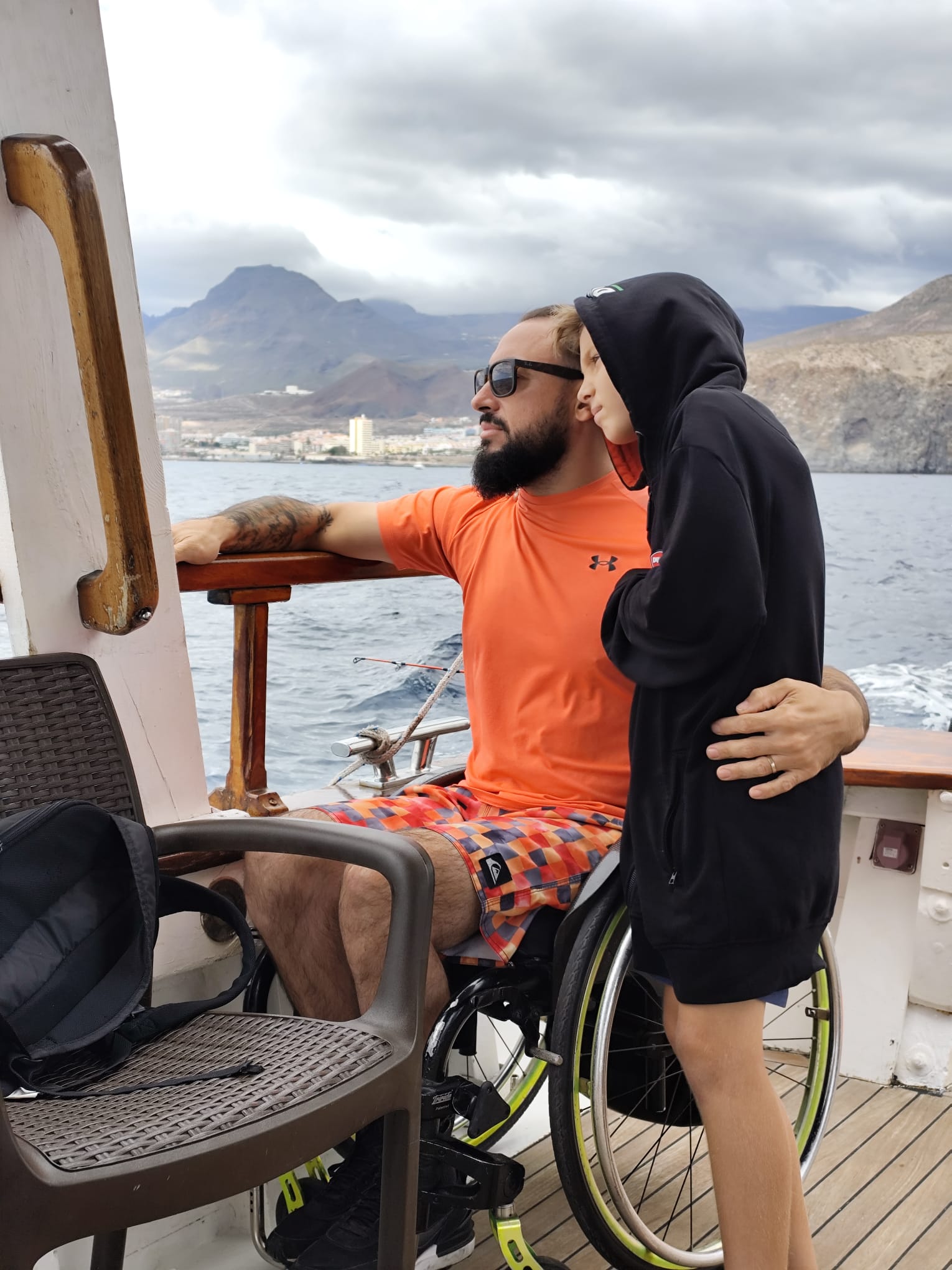 Tour en barco accesible con avistamiento de cetáceos