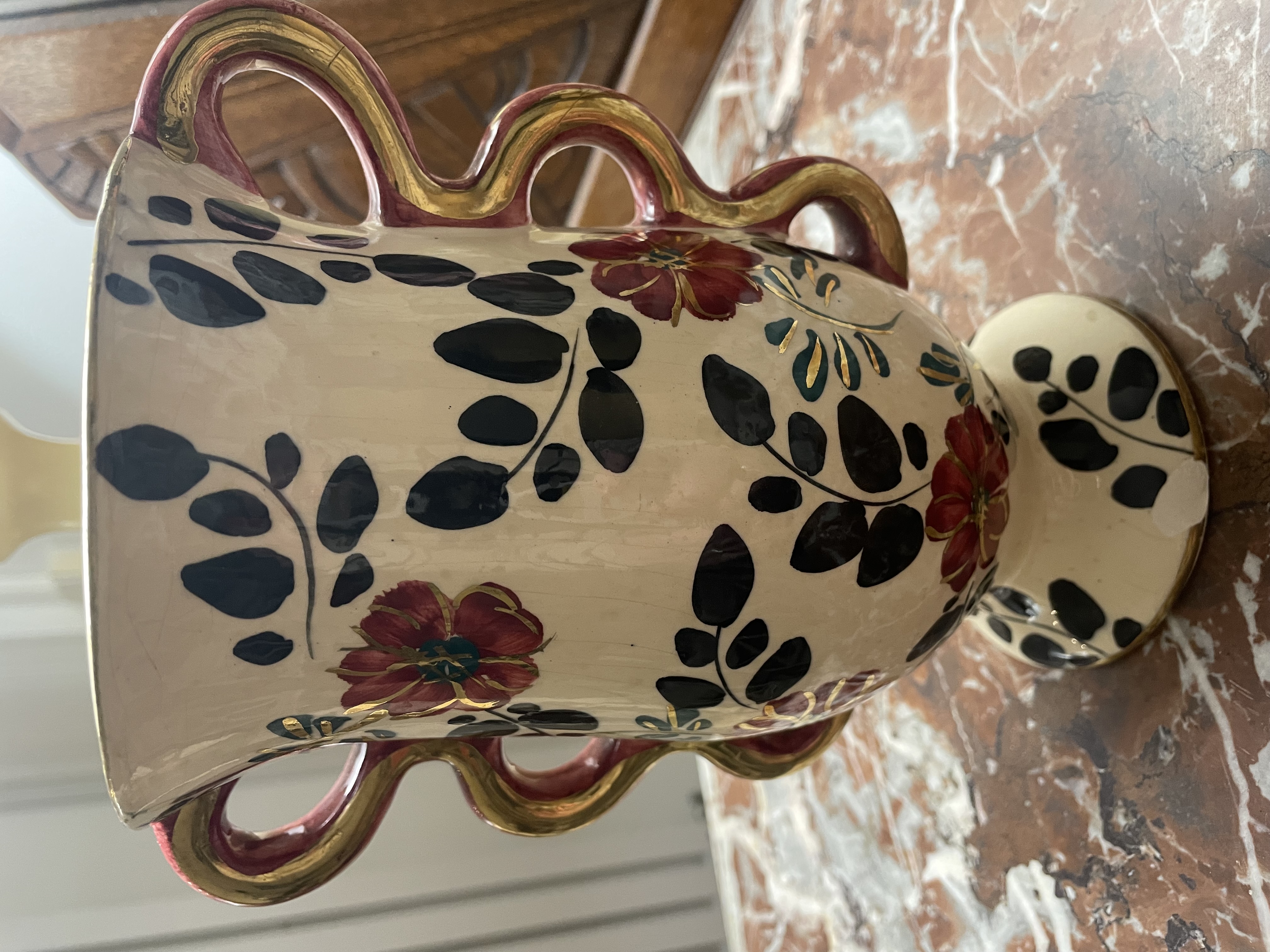 Vase motifs floraux noirs et roses
