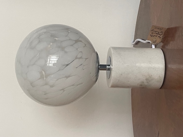 Lampe globe marbré blanche
