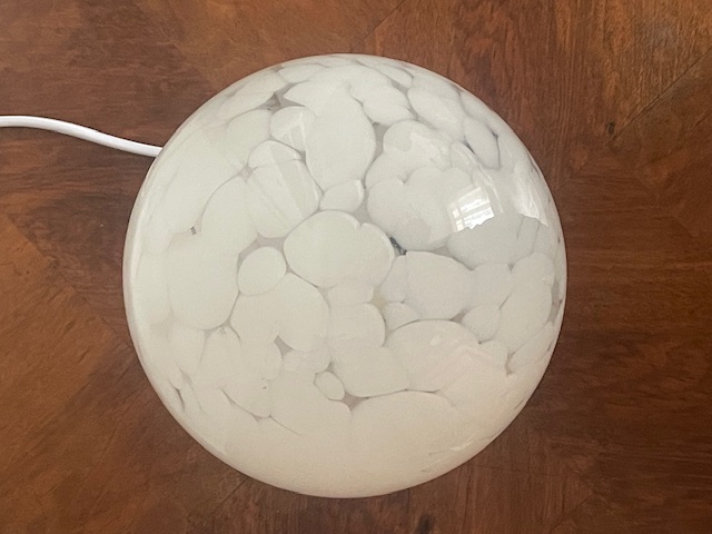 Lampe globe marbré blanche