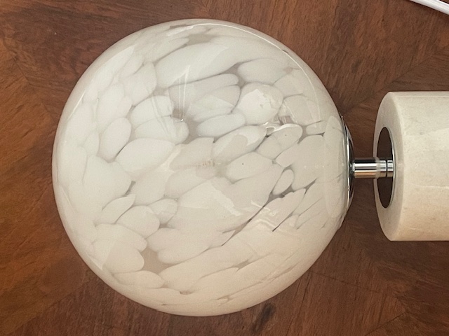 Lampe globe marbré blanche