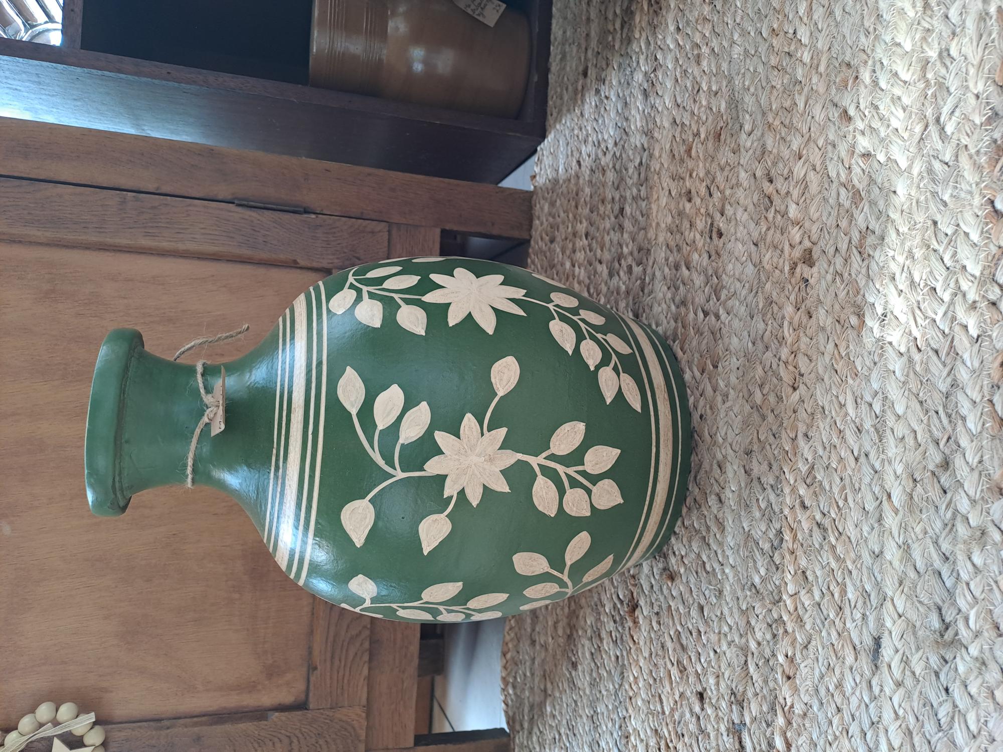 Vase ovale motif feuilles et fleurs vert et blanc