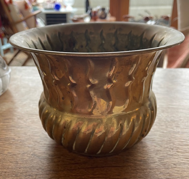 Cache pot martelé