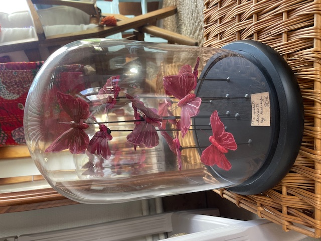 Globe papillons fuschia