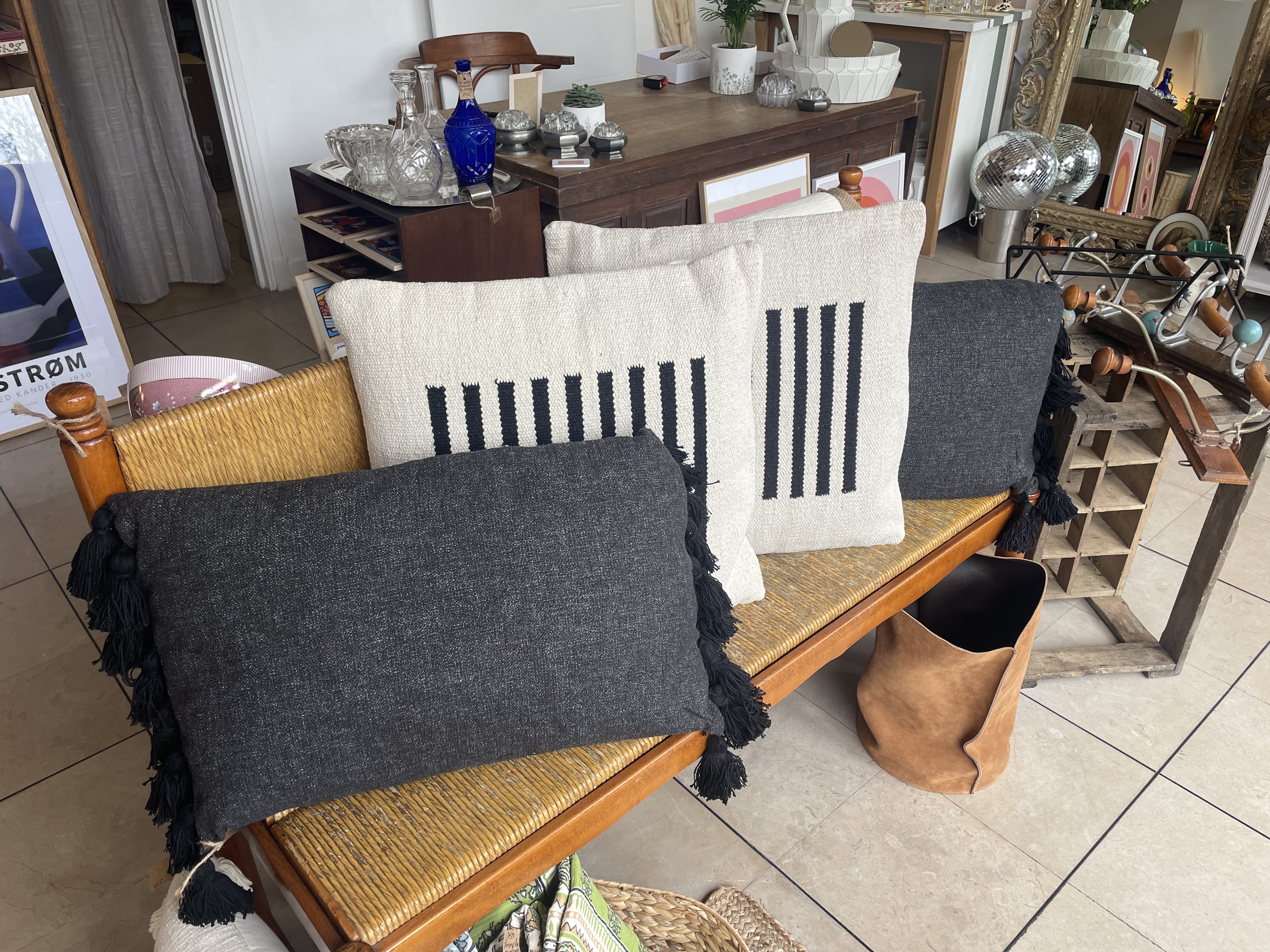 Coussin blanc / Motif lignes milieu noires
