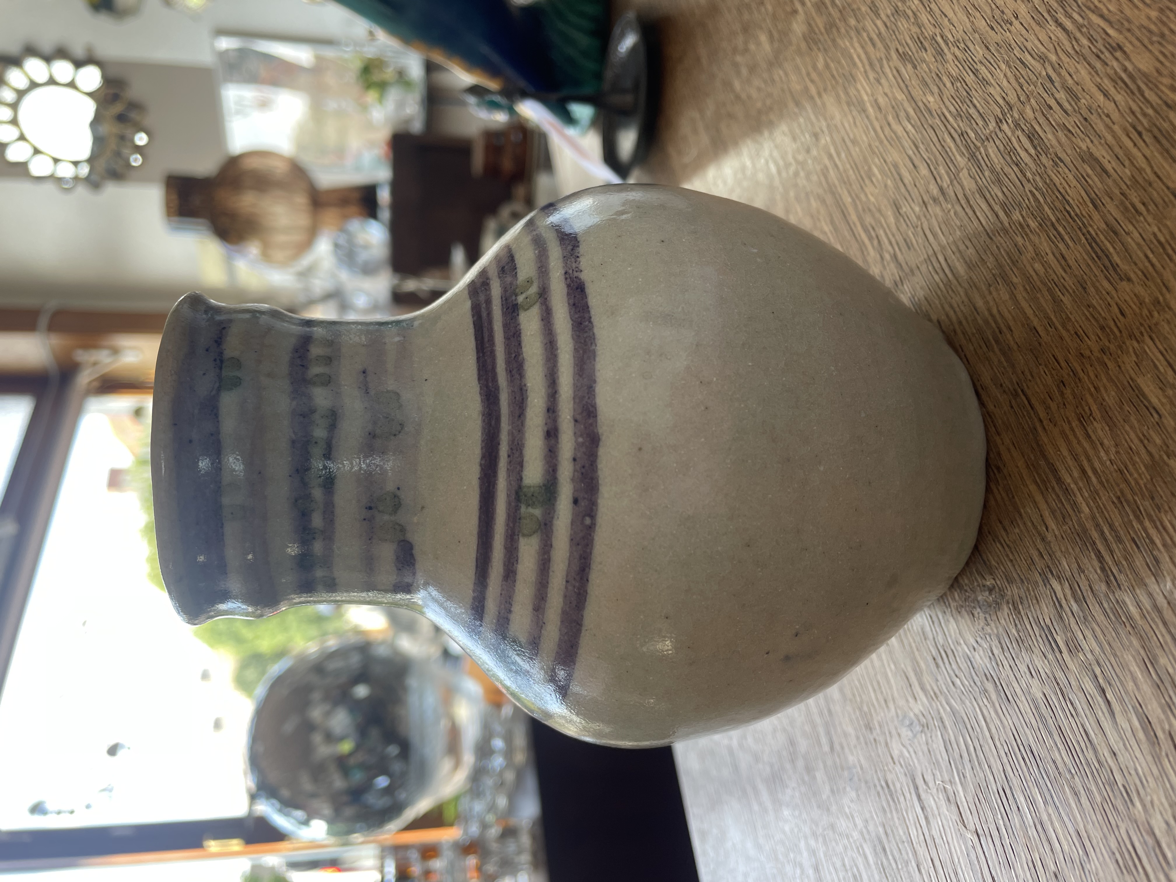Vase fond gris motifs violets et verts