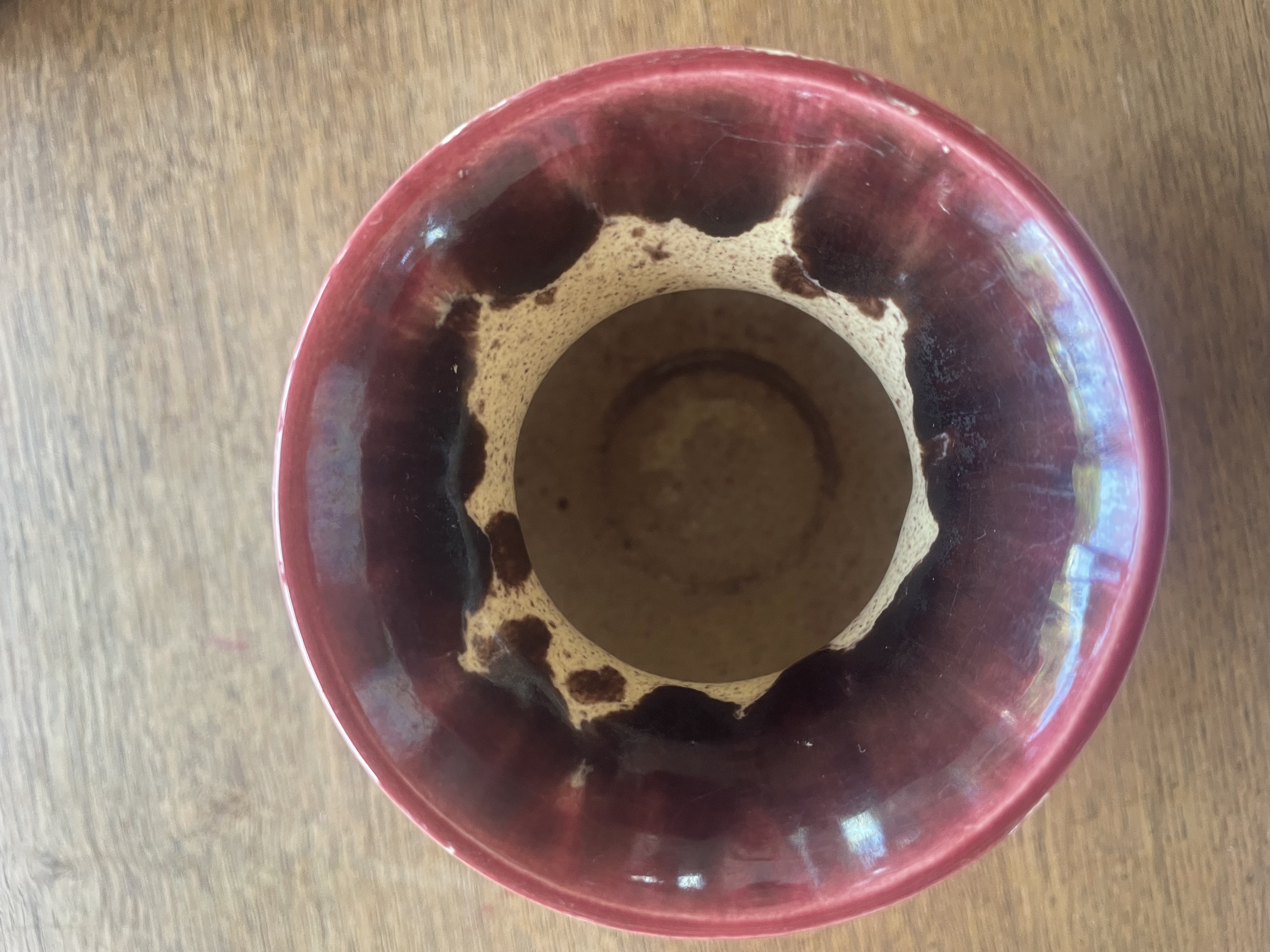 Vase fond grenat motifs beiges et verts