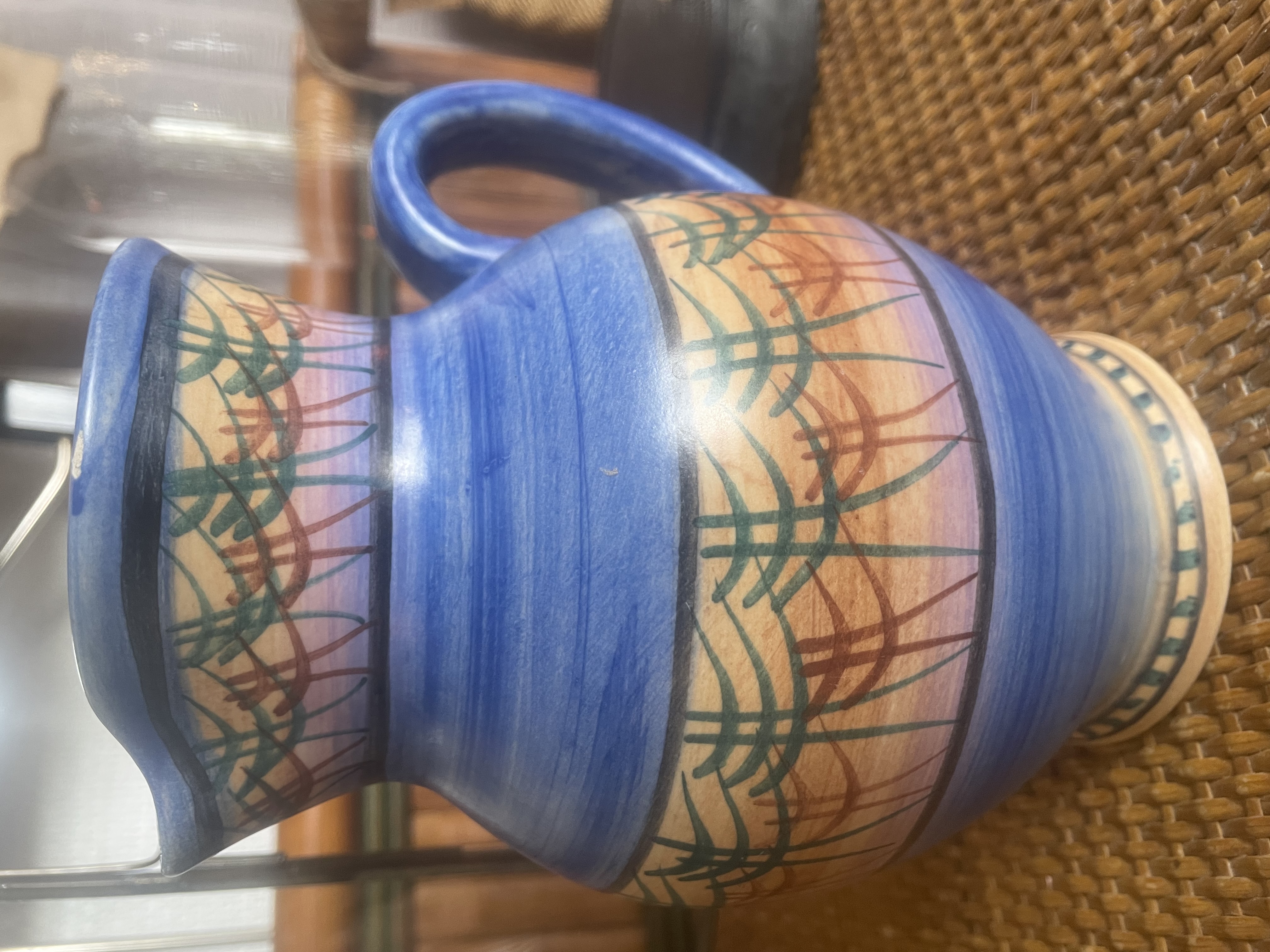 Pichet bleu à motifs géométriques