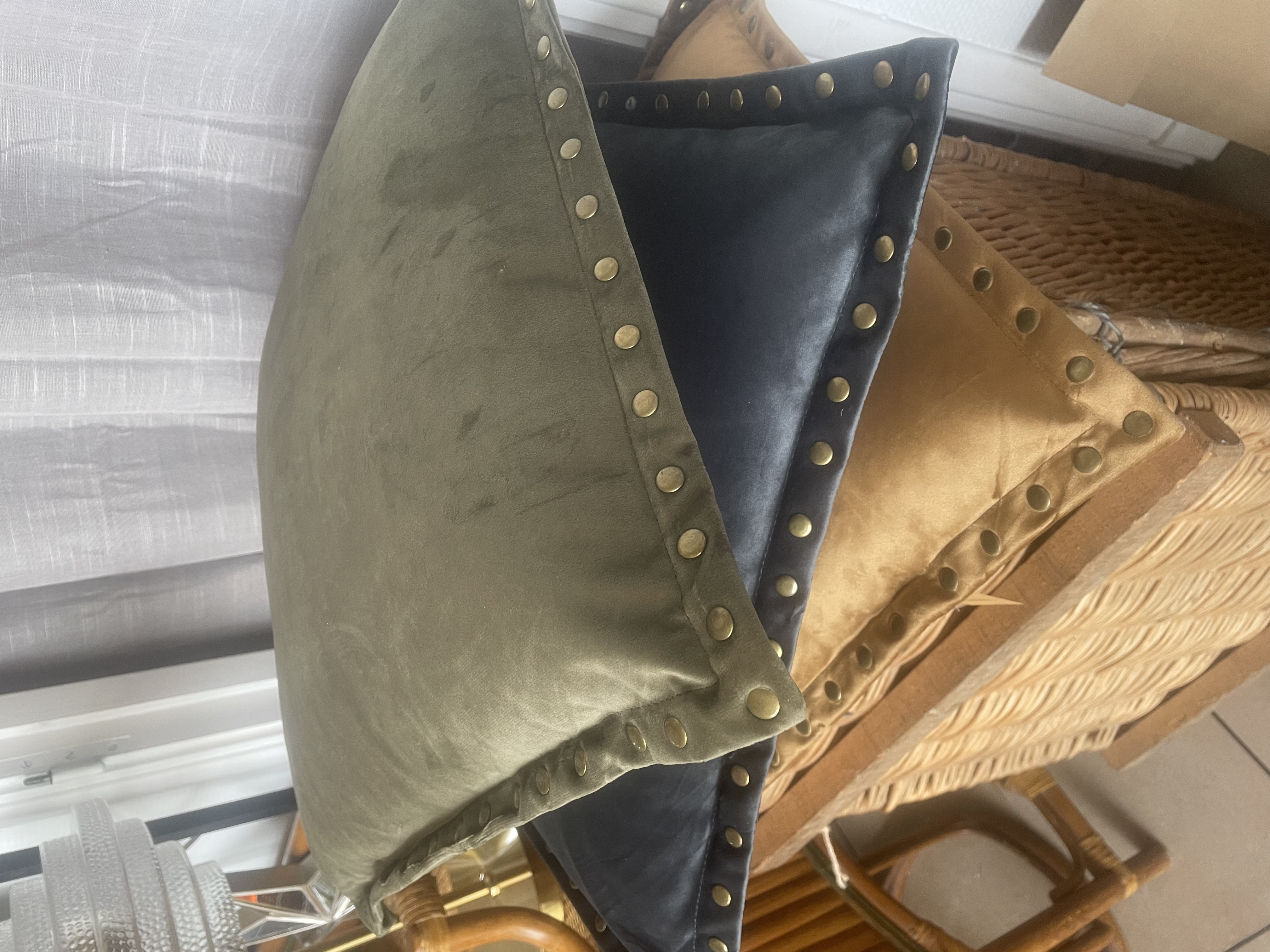 Coussin carré clous dorés