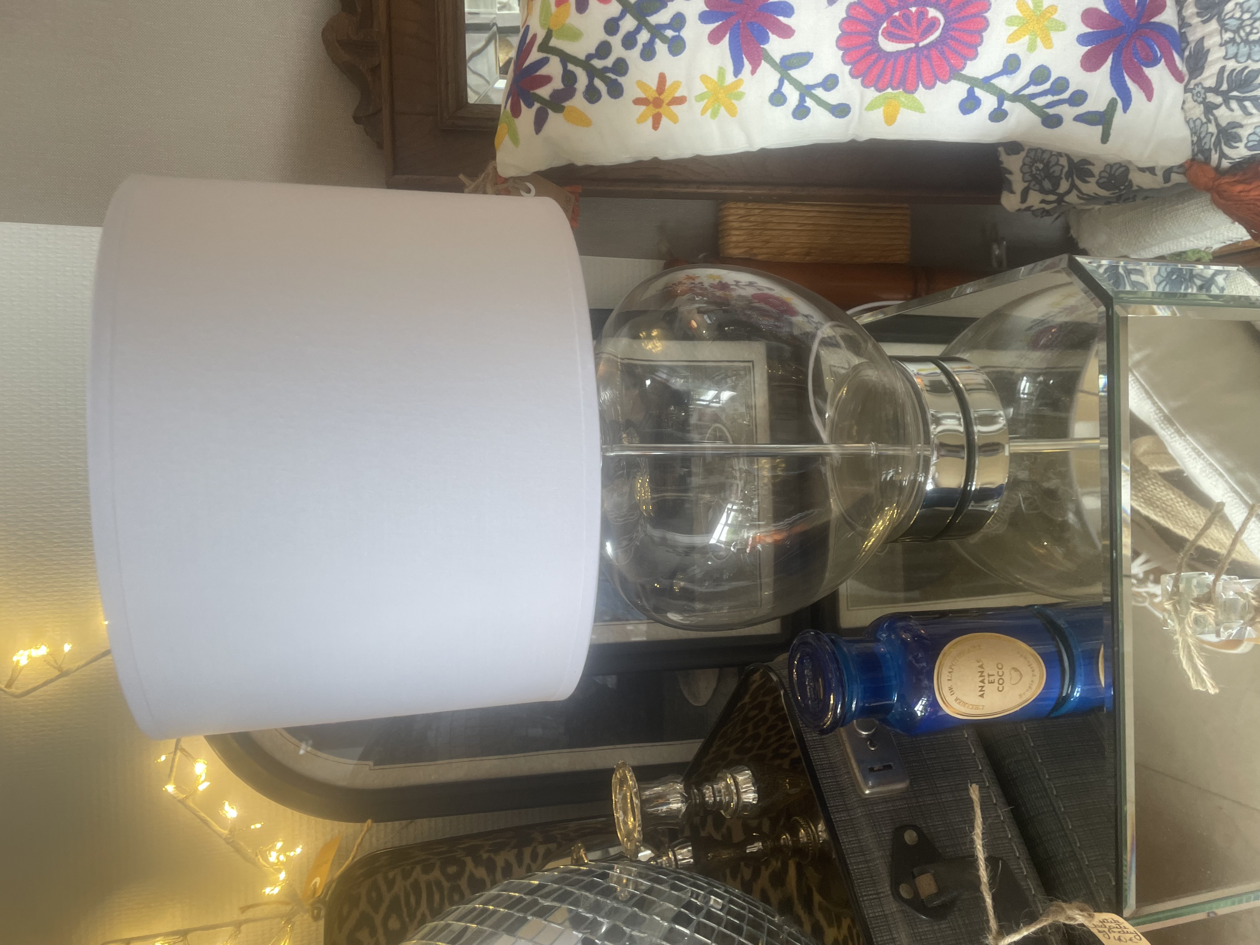 Lampe à poser transparente en verre avec pied argenté et abat jour blanc