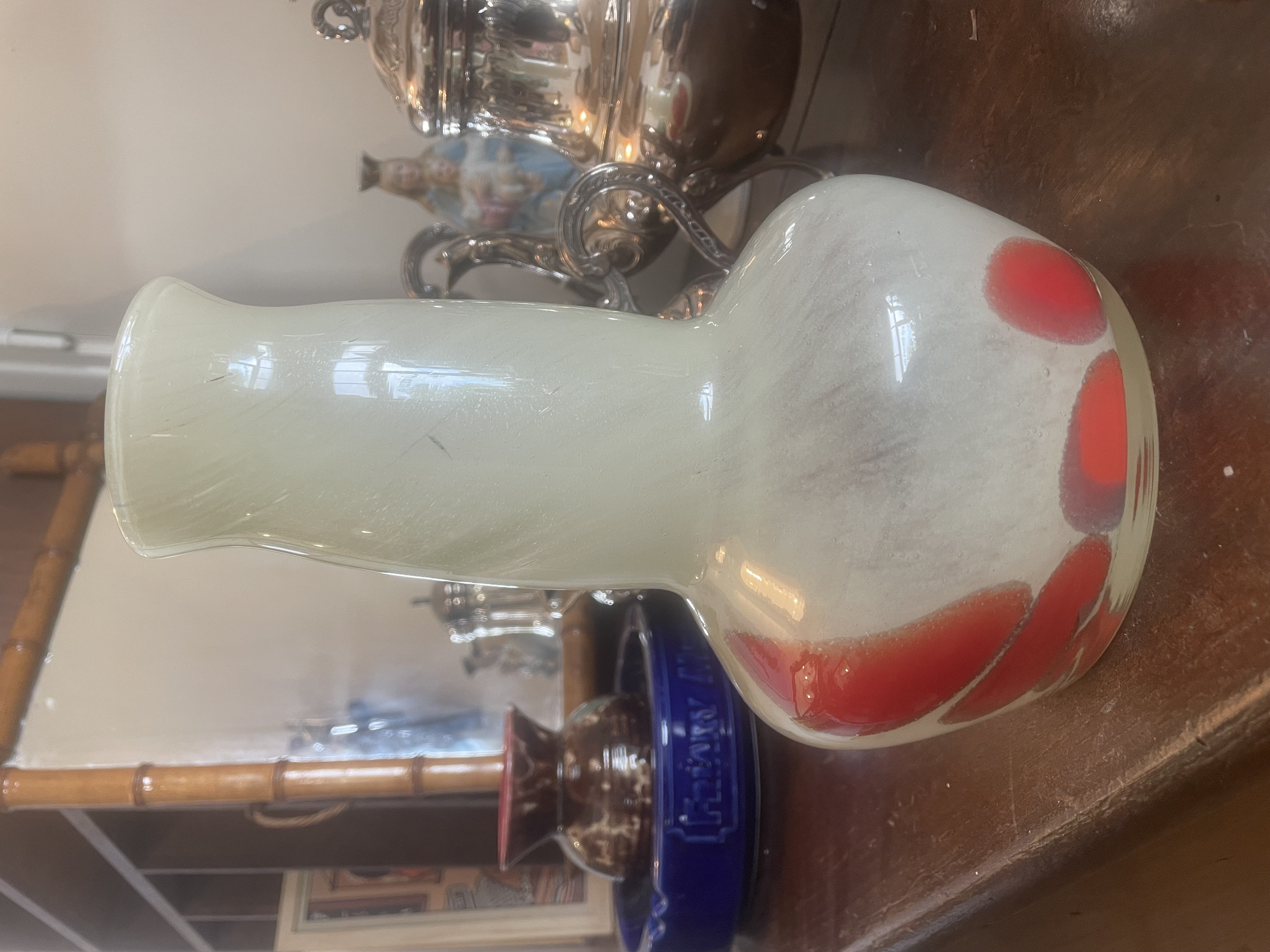 Vase blanc motifs oranges