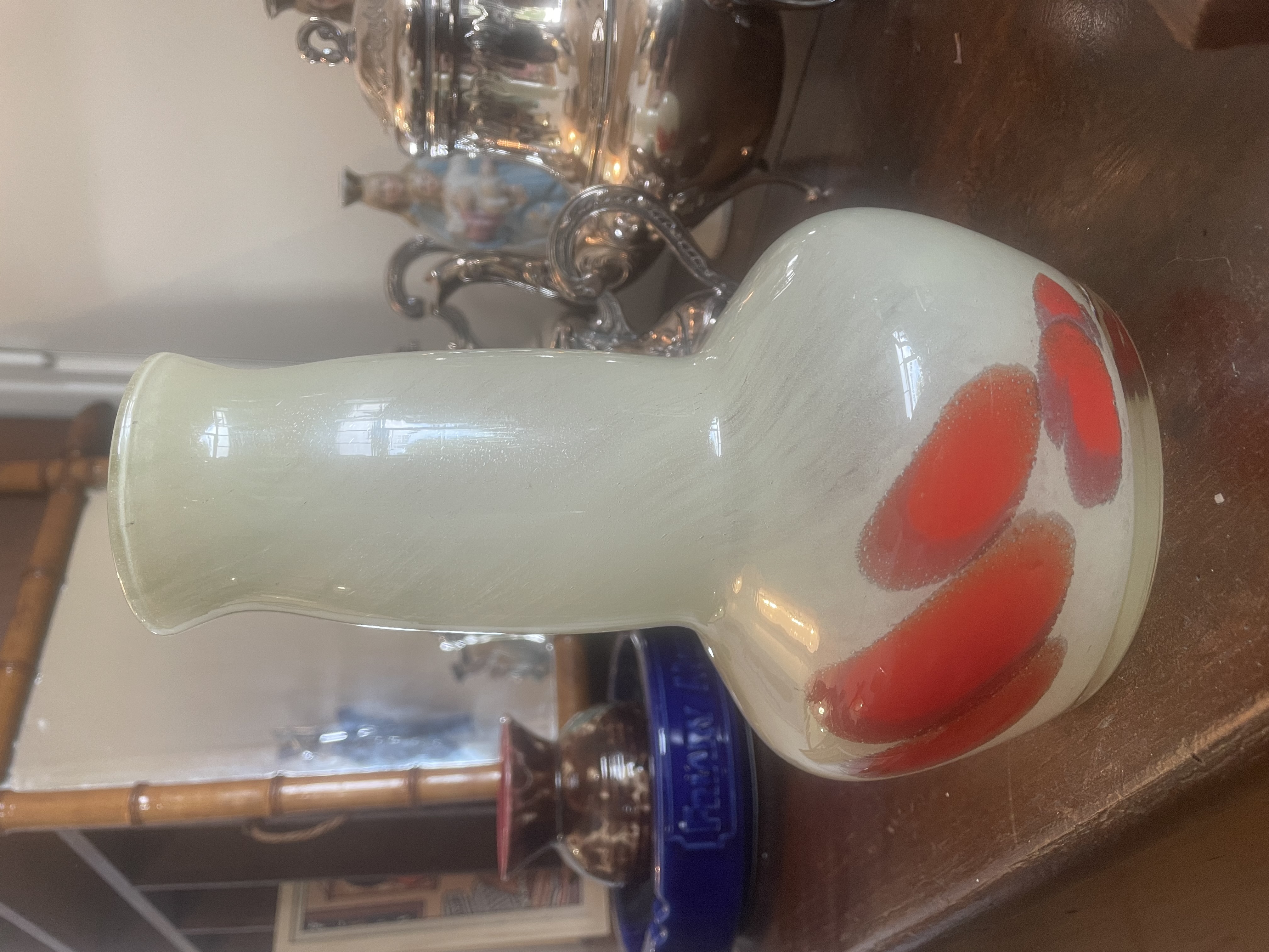 Vase blanc motifs oranges