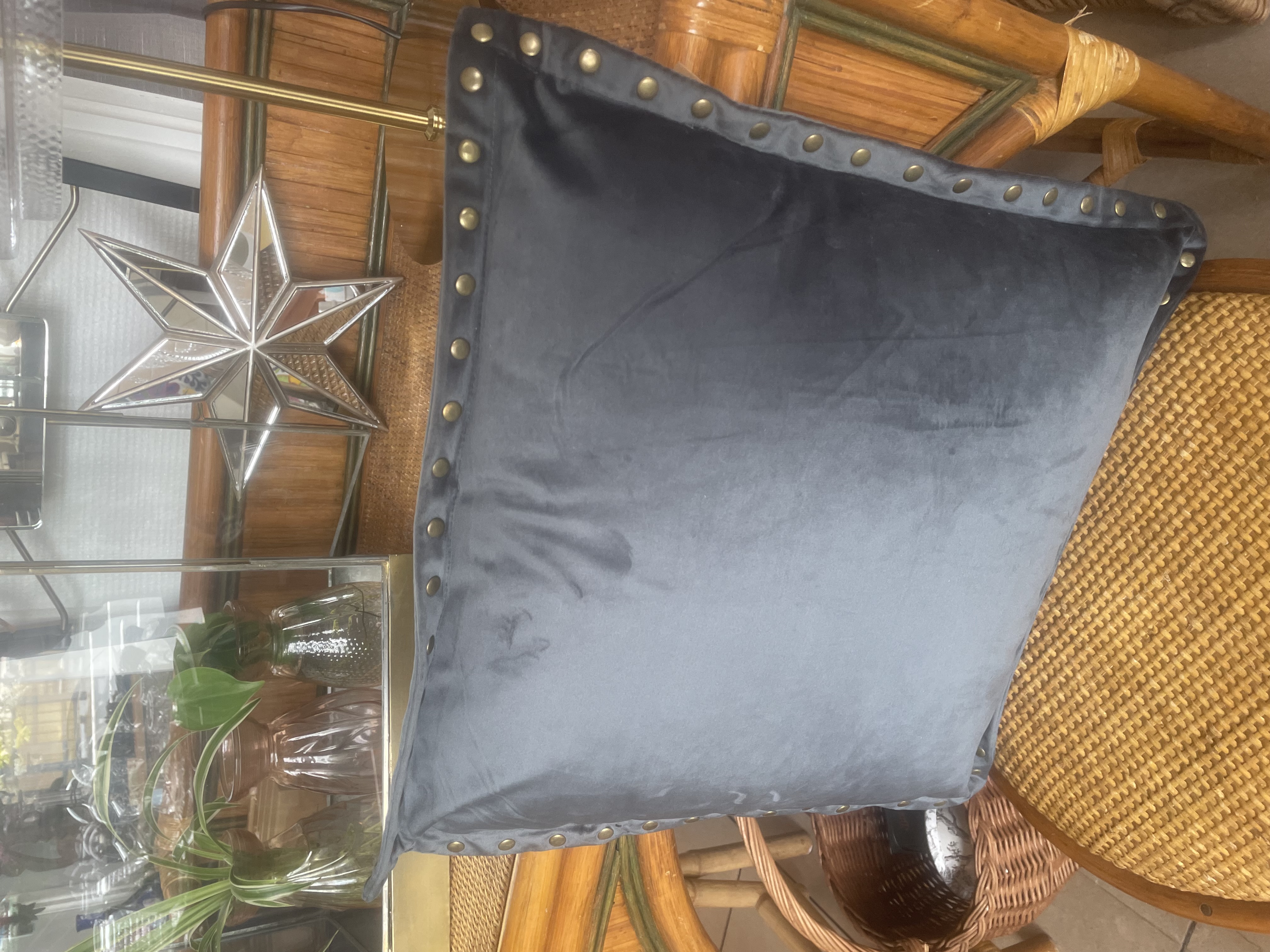 Coussin carré clous dorés