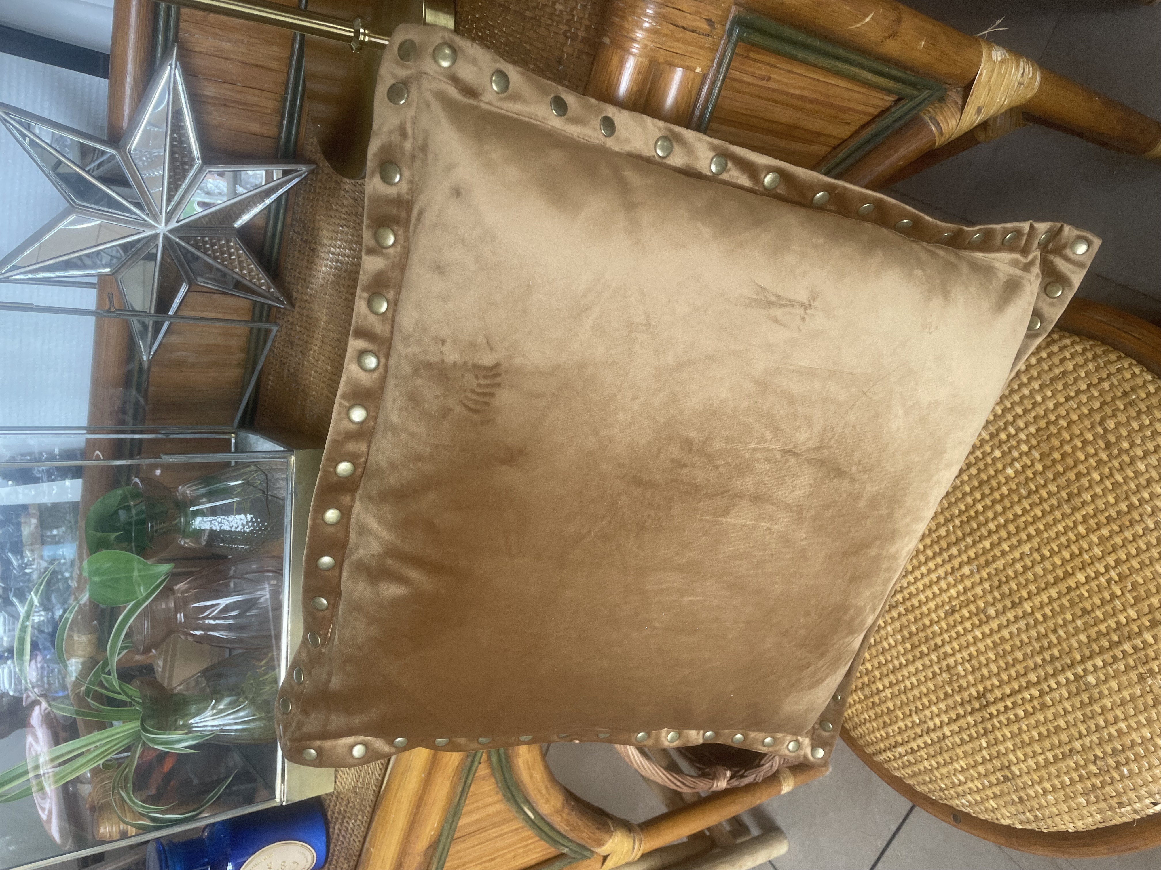 Coussin carré clous dorés