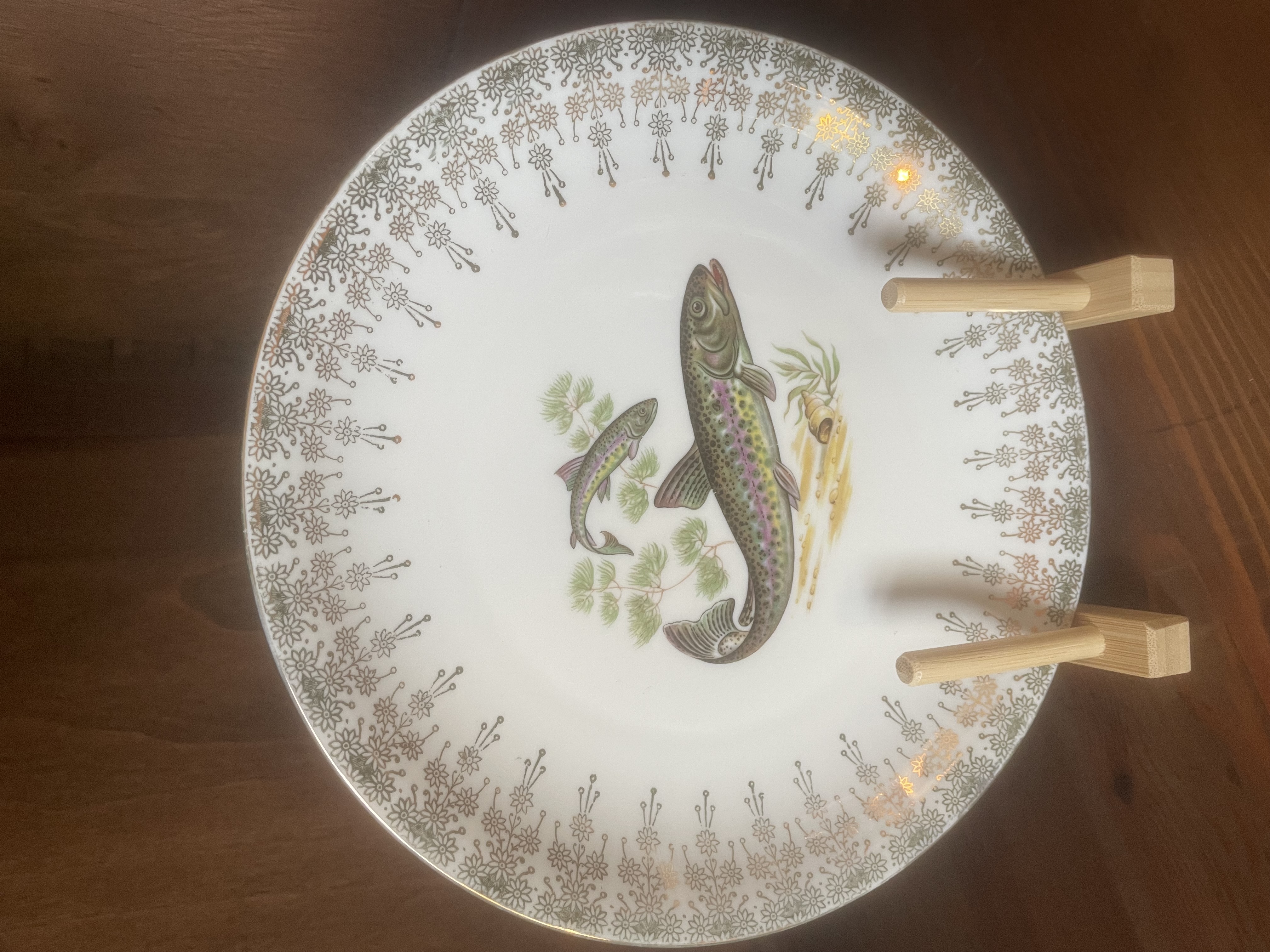 Assiette à motif de poisson