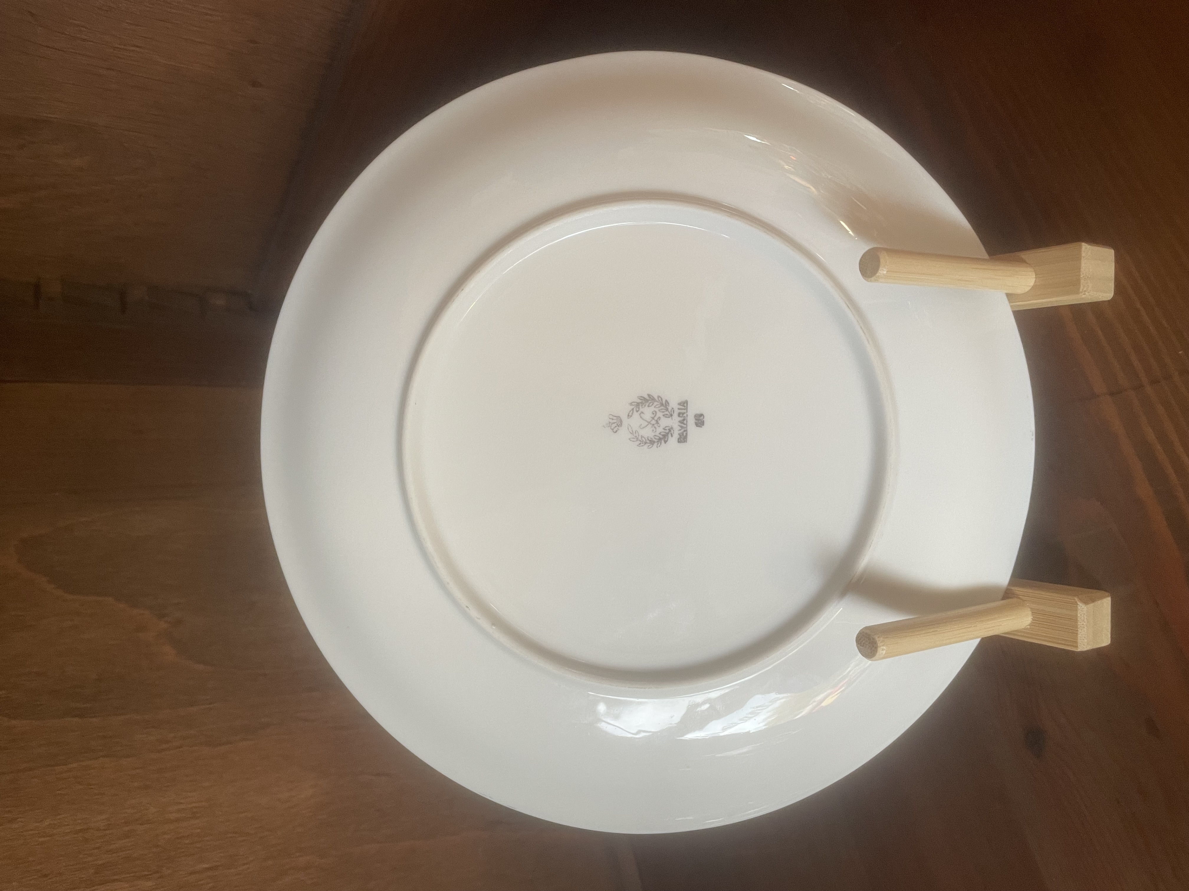Assiette à motif de poisson