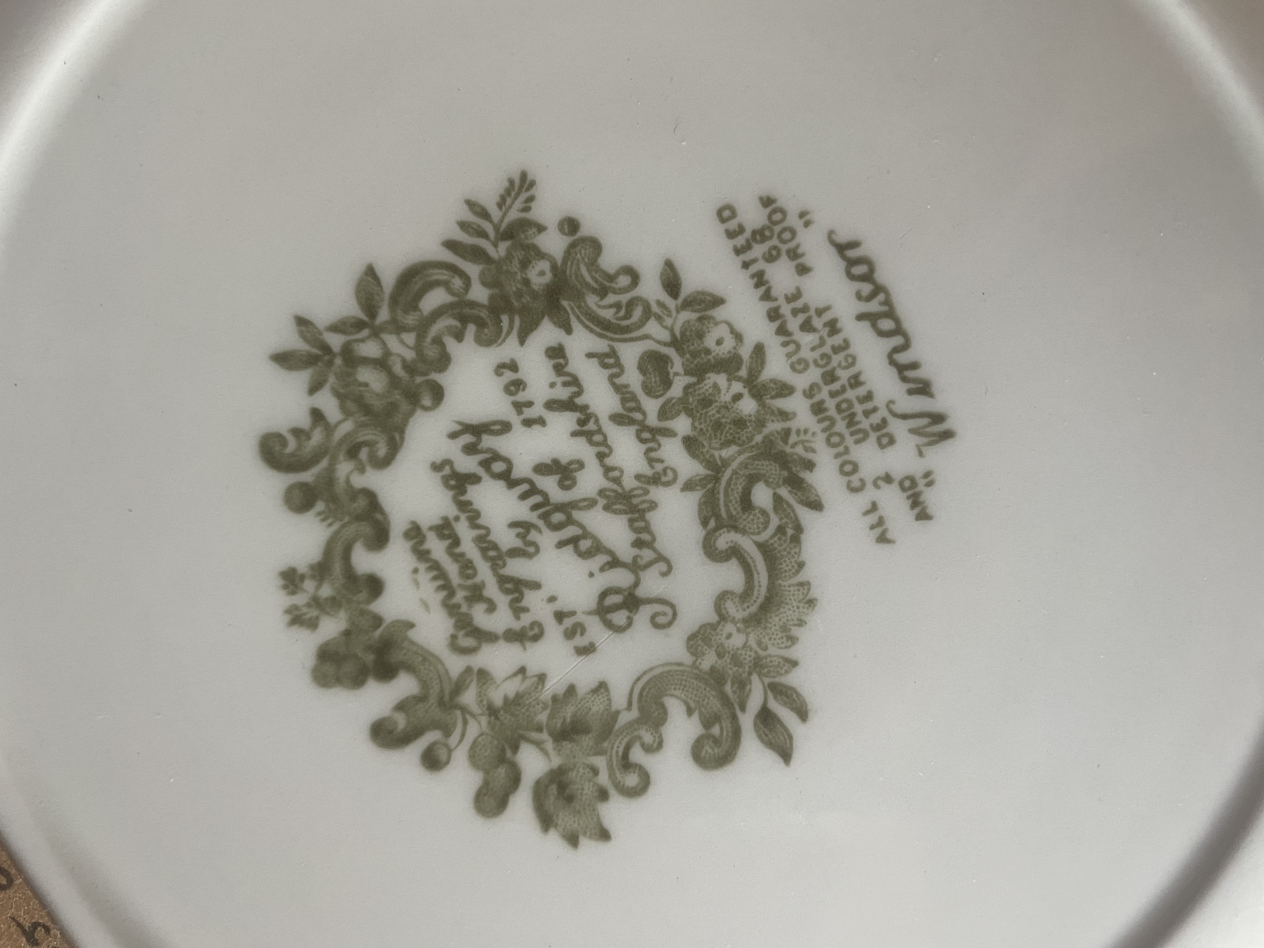  Grande assiette motifs kaki