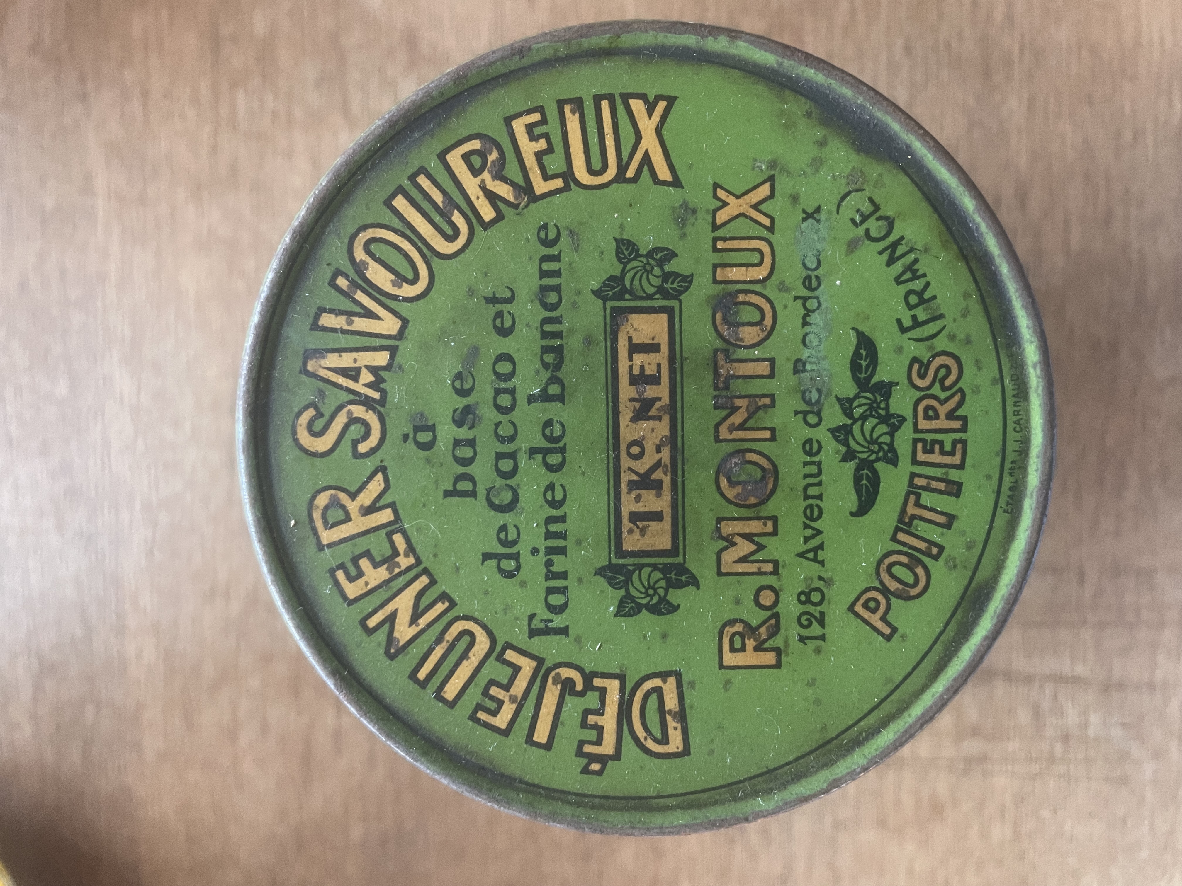Boîte métallique cylindrique