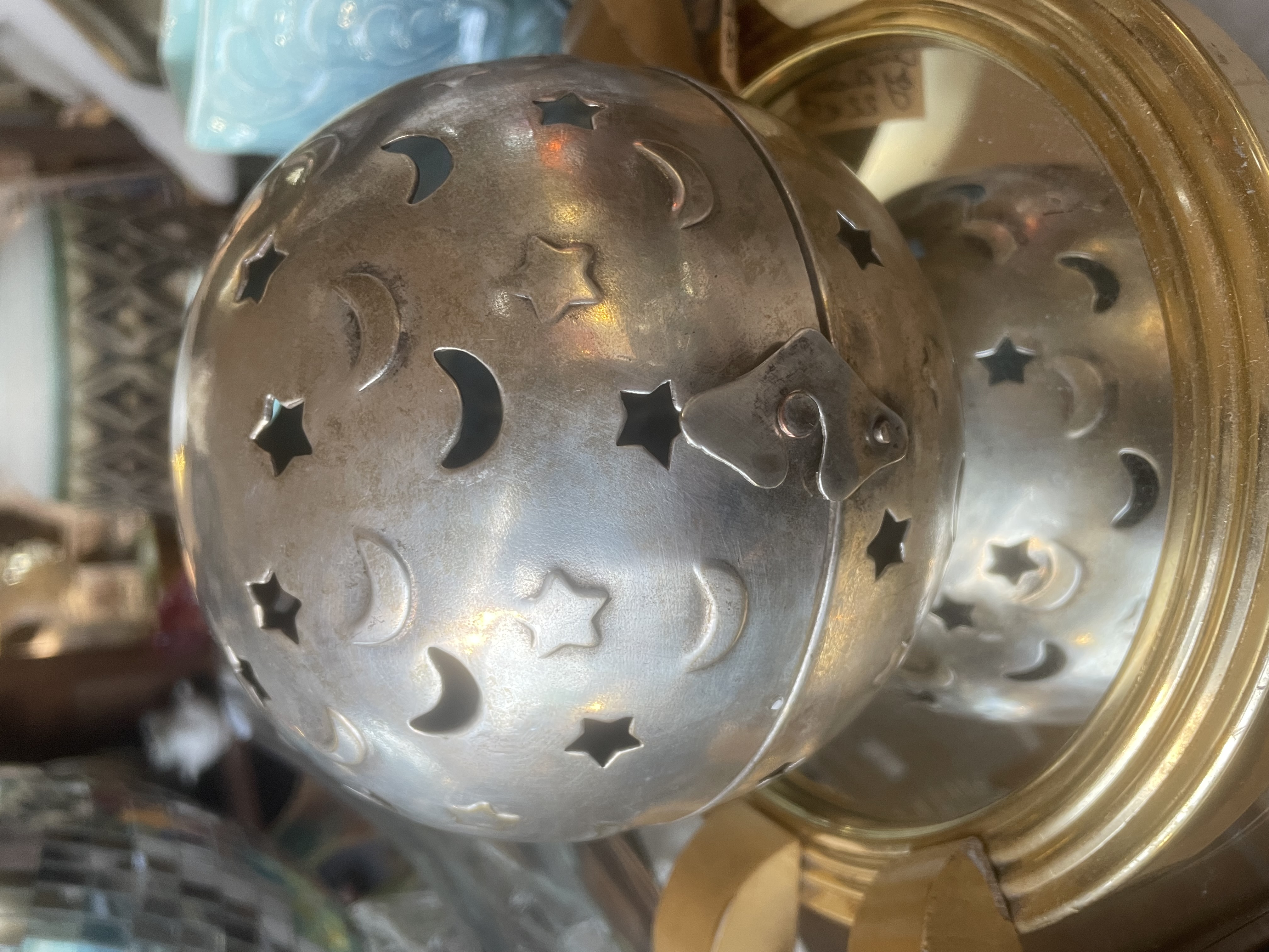 Boule en métal ajourée