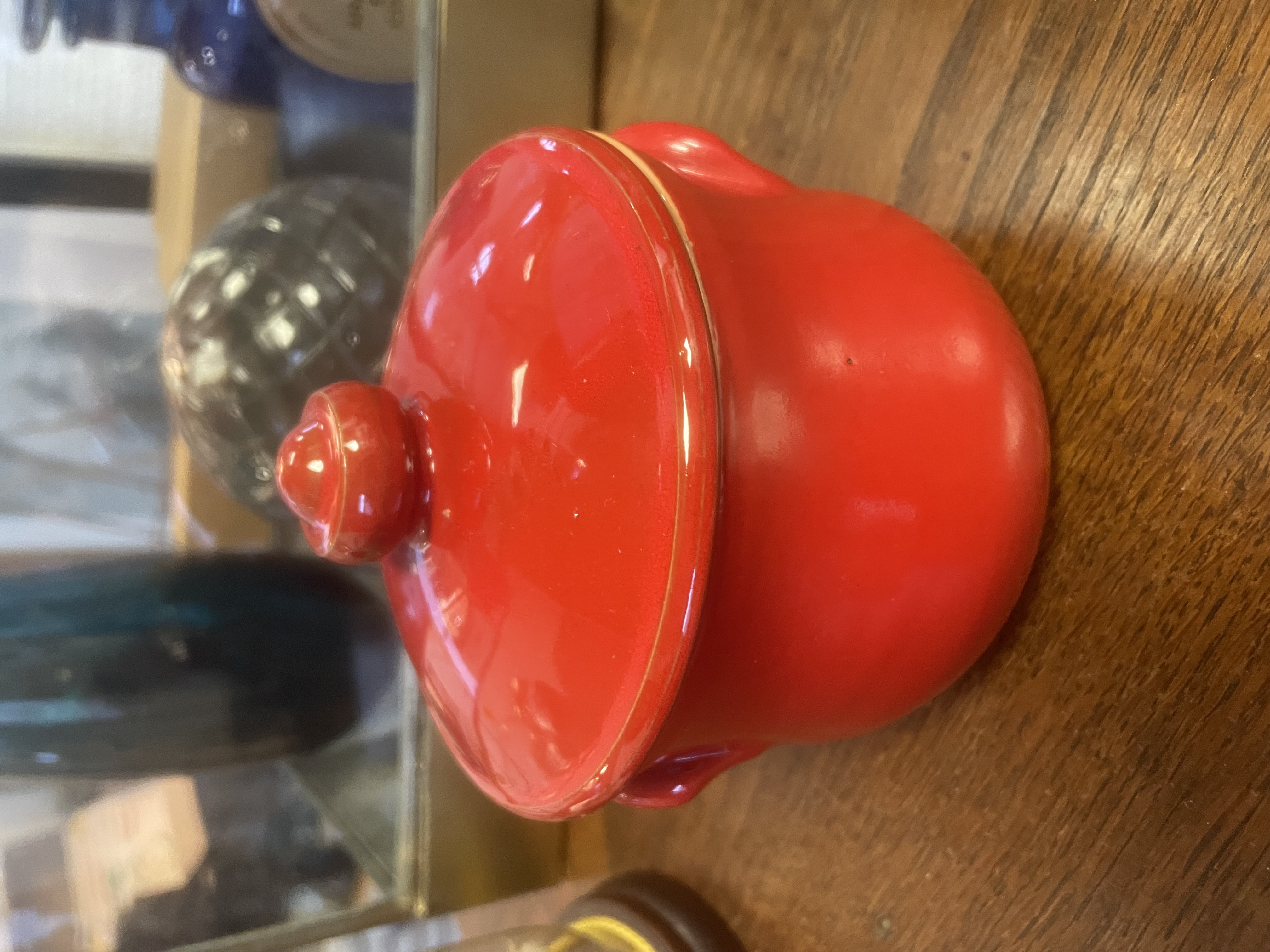Pot avec couvercle rouge vermillon
