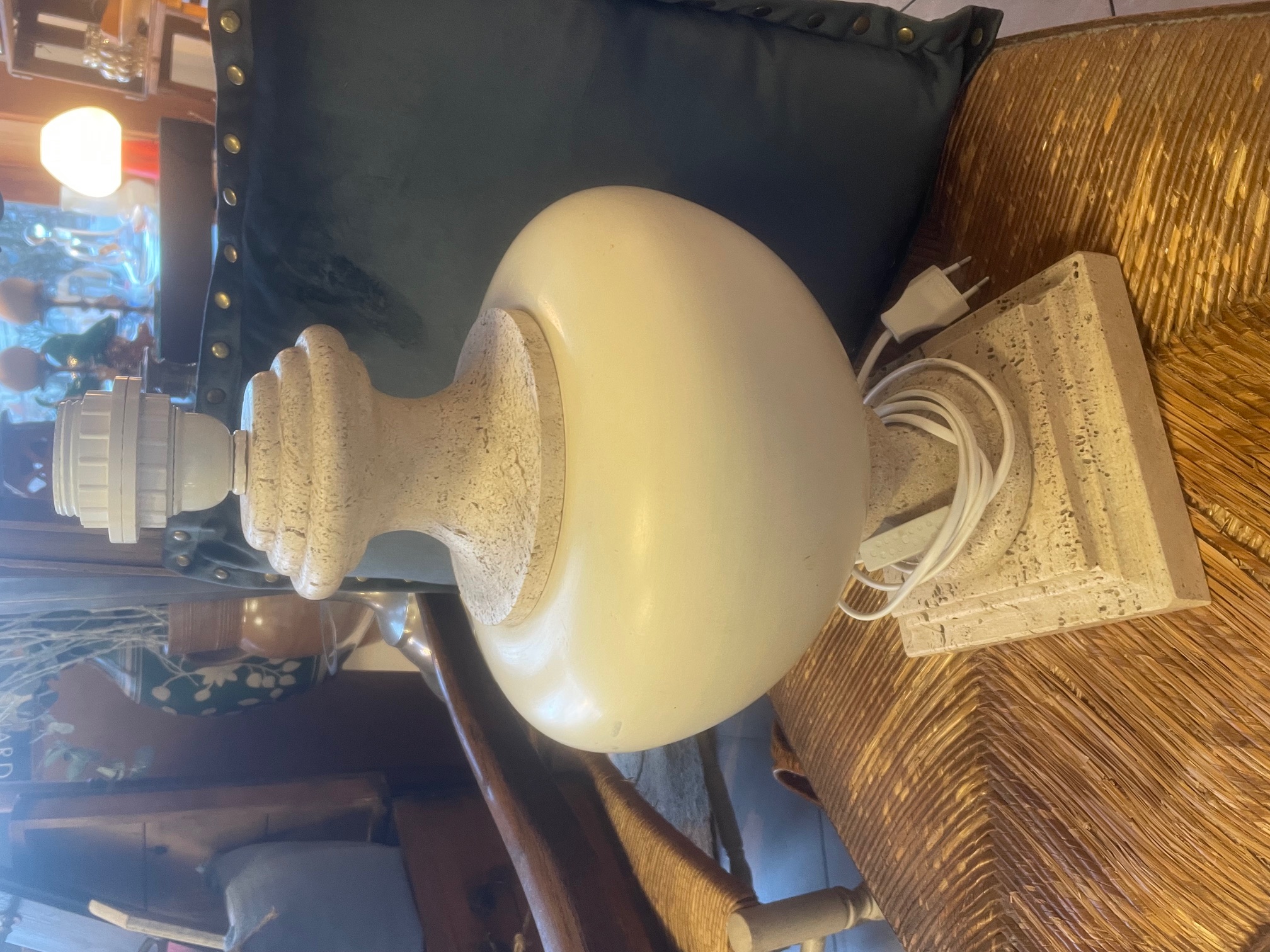 Pied de lampe en travertin