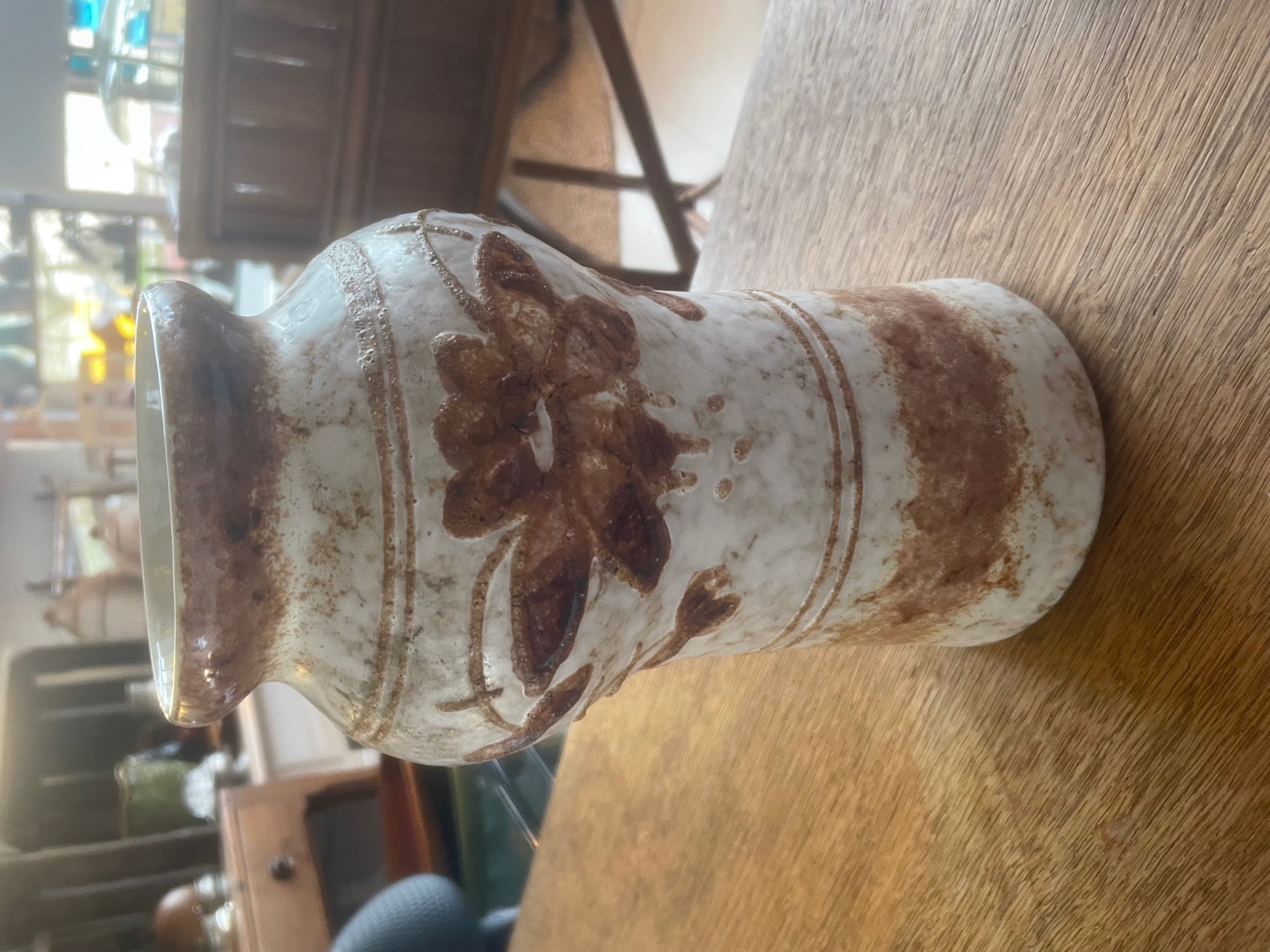 Vase fond écru fleurs marrons