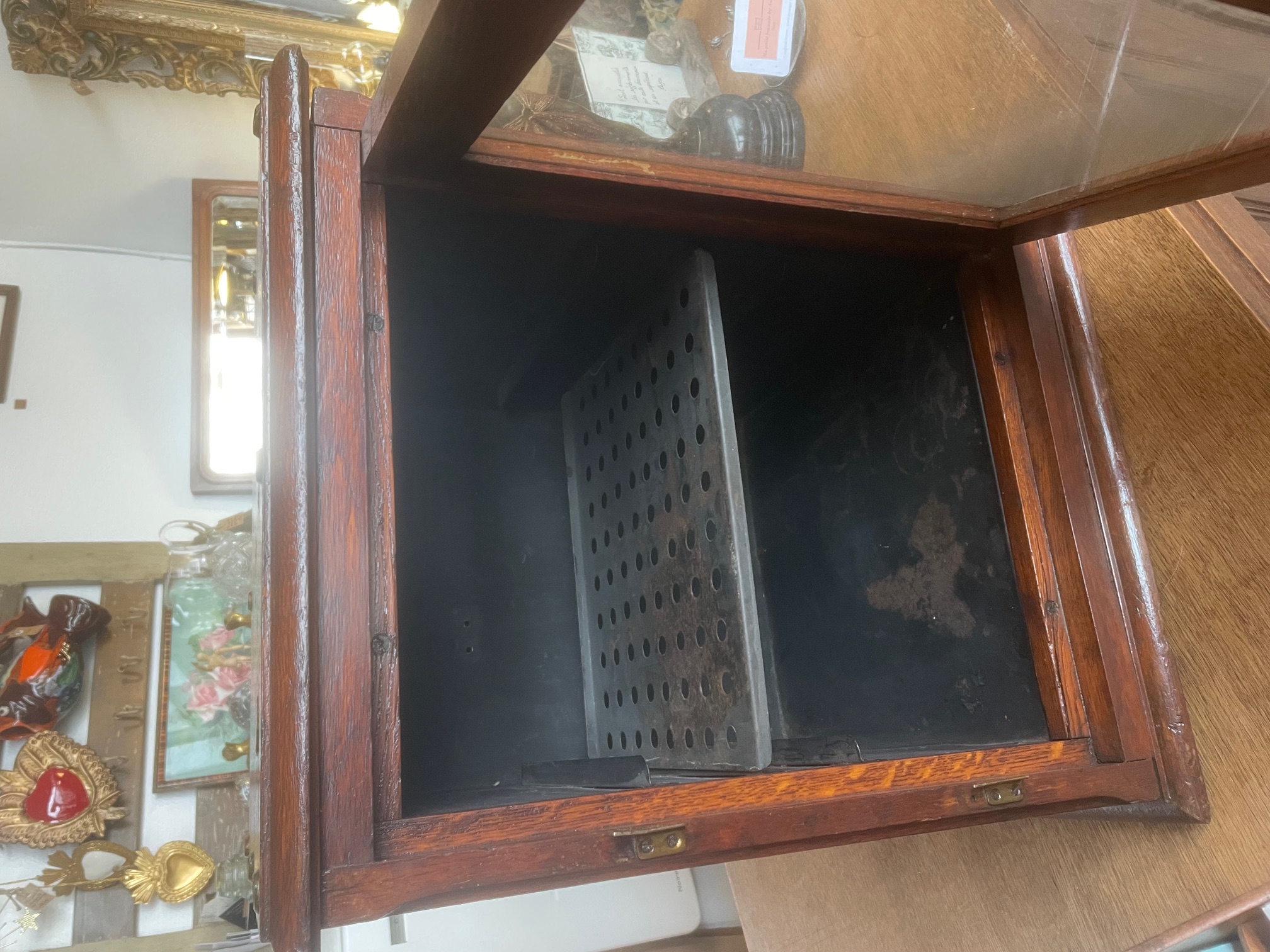 Ancien garde manger en bois