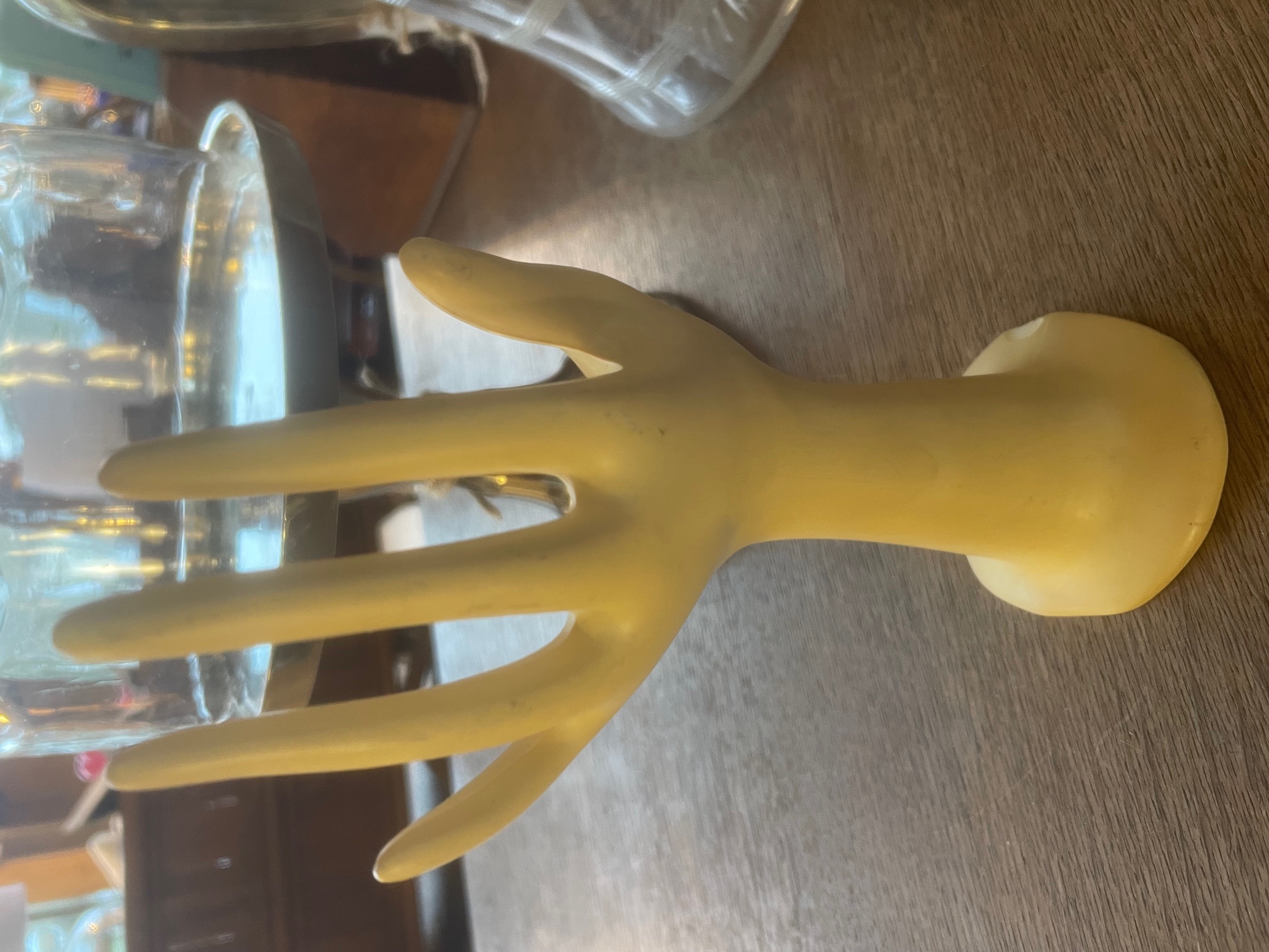 Main baguier Yves Rocher en matière plastique 