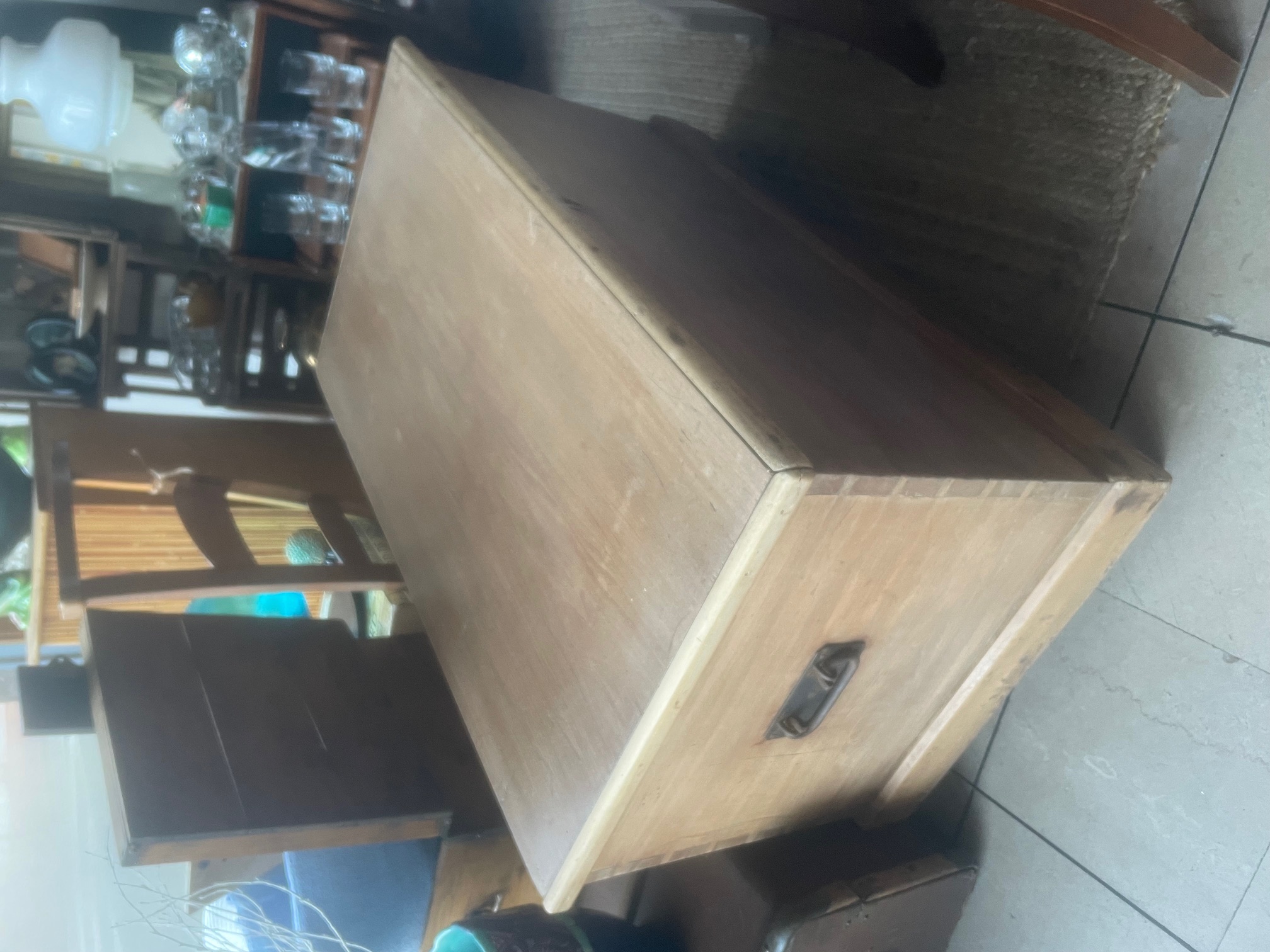 Grand coffre en bois avec roulettes