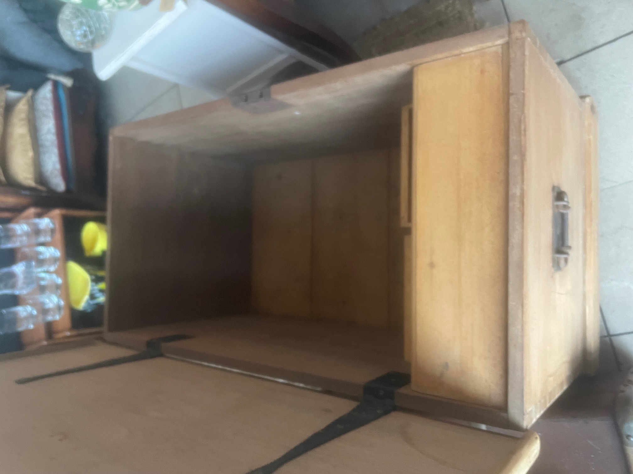 Grand coffre en bois avec roulettes
